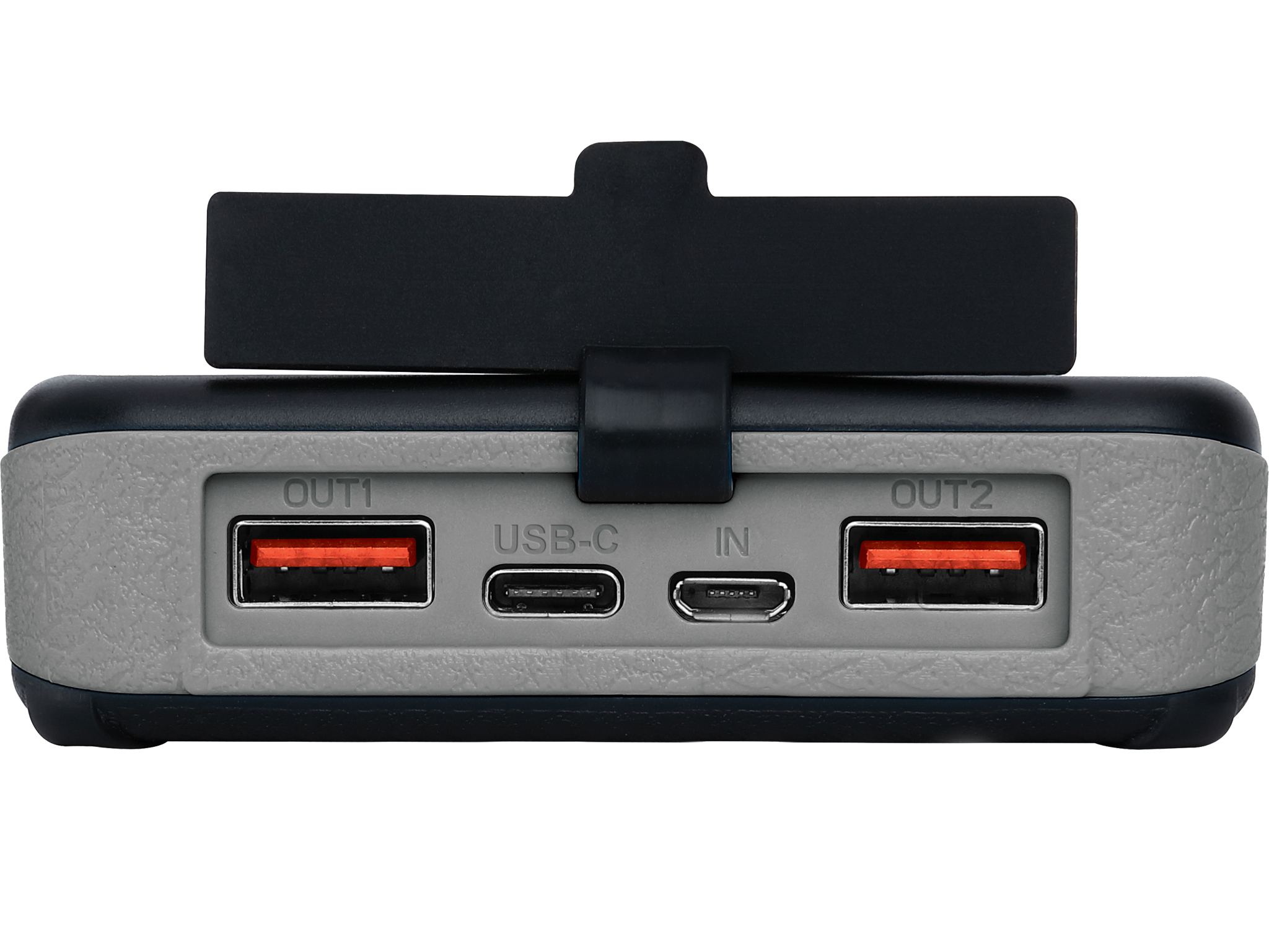 Een close-up van een powerbank. Het heeft USB-poorten en een clip. De kleurstelling is grijs, zwart en rood.
