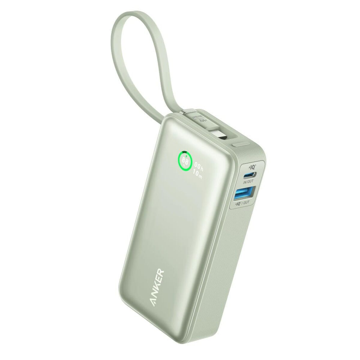 Un power bank Anker verde menta con anello, con display che mostra la durata della batteria. Ha porte con etichetta 'IQ' e 'IN/OUT'.