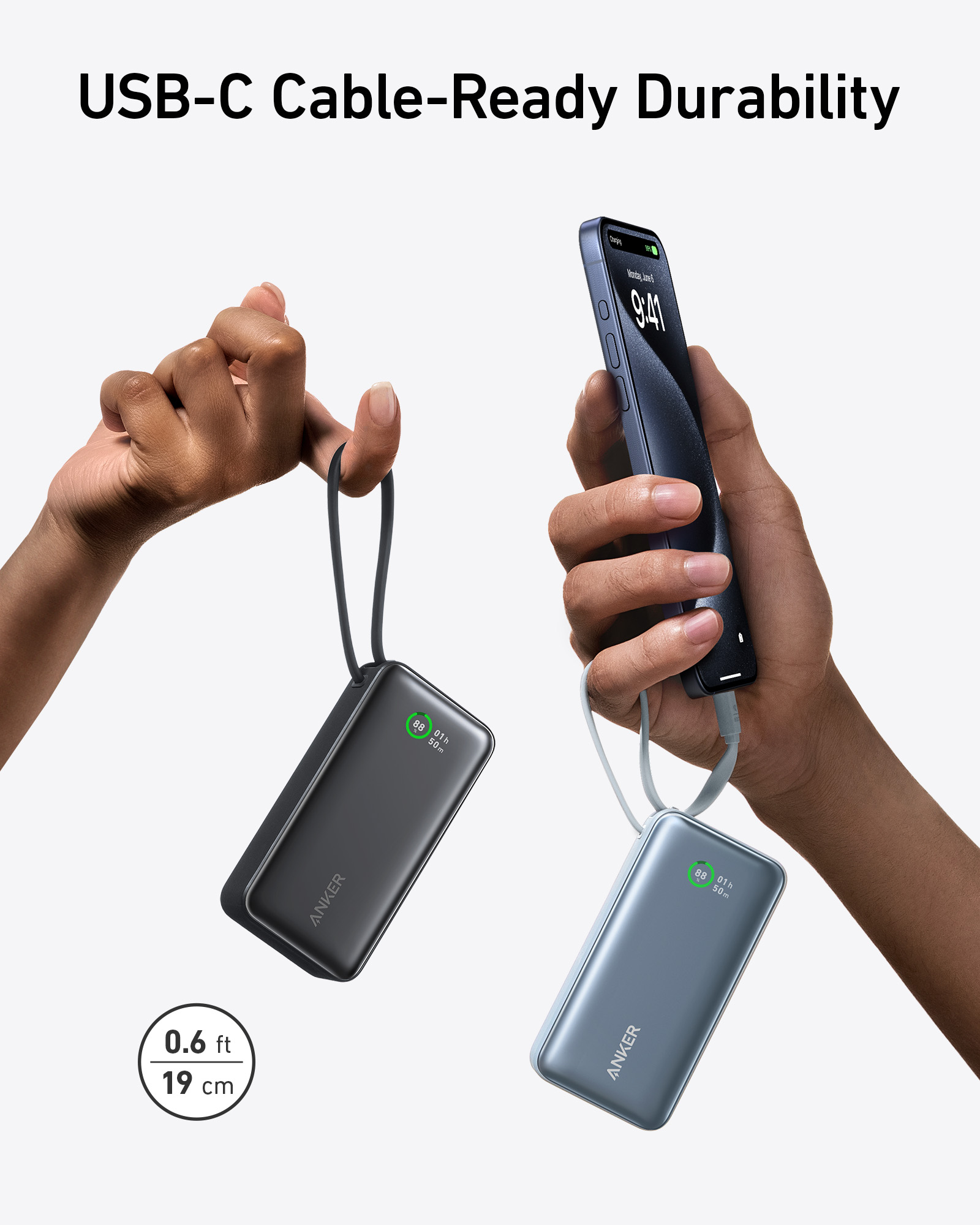 Mani che tengono power bank e un telefono. Un power bank è nero, l'altro blu. Il telefono è collegato.