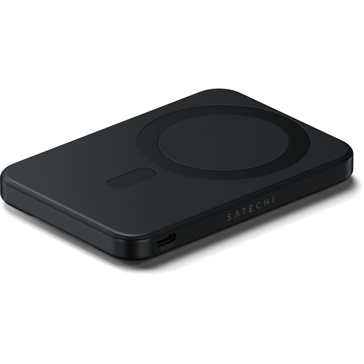 Un caricabatterie wireless nero Satechi. È rettangolare con un'area di ricarica circolare e una porta 'IN/OUT'. Il marchio è visibile.