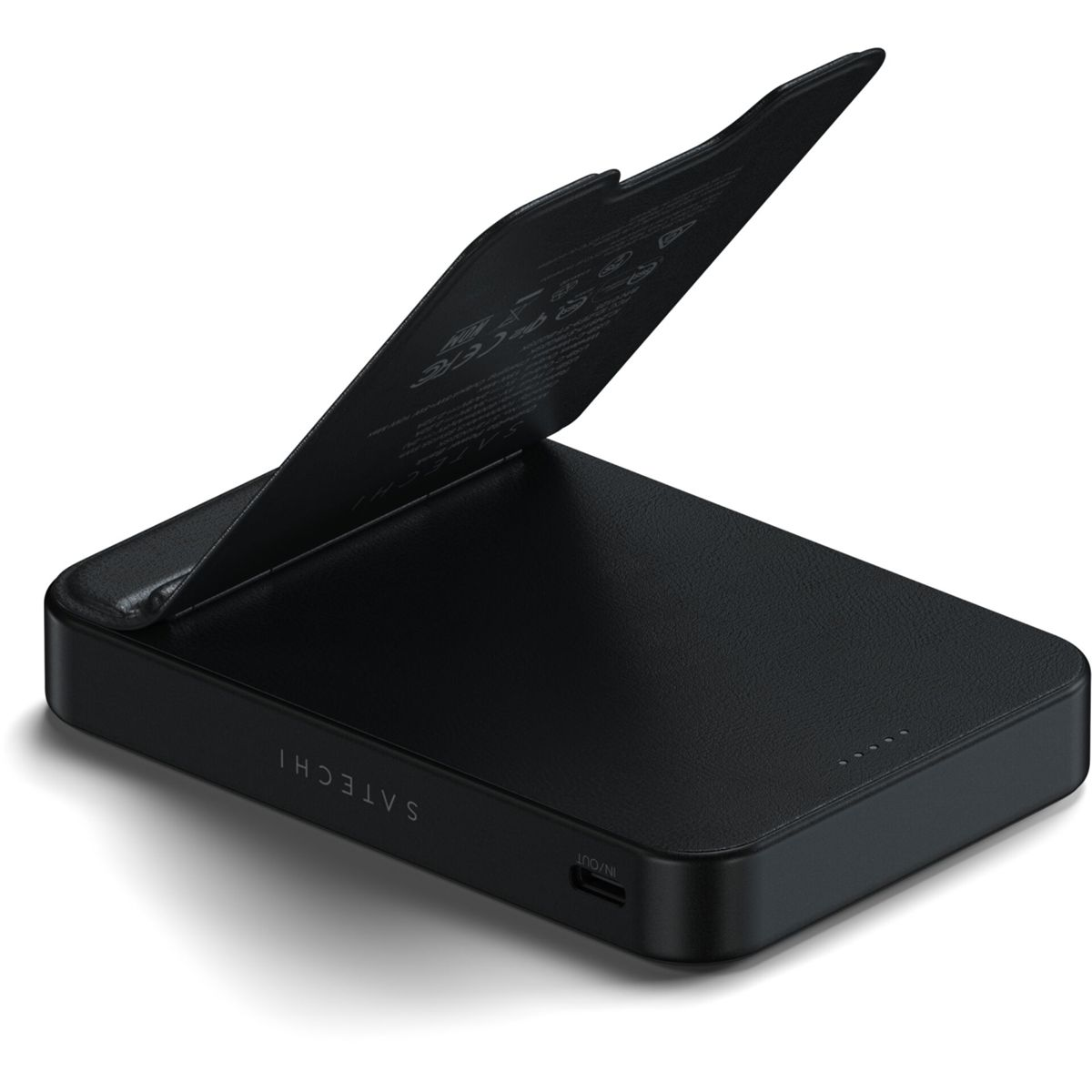 Un caricabatterie wireless Satechi nero con un lembo sollevato. Il dispositivo ha una porta In/Out e il logo Satechi.