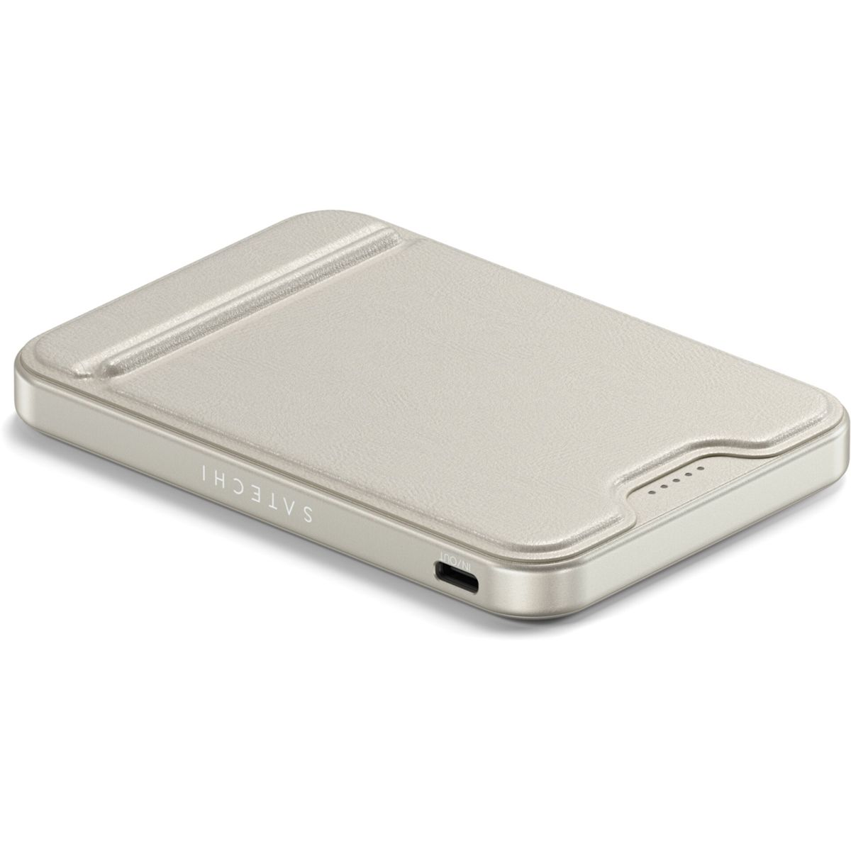 Un caricatore portatile Satechi beige. È rettangolare con angoli arrotondati e una superficie strutturata. Ha una porta USB e un indicatore di batteria.