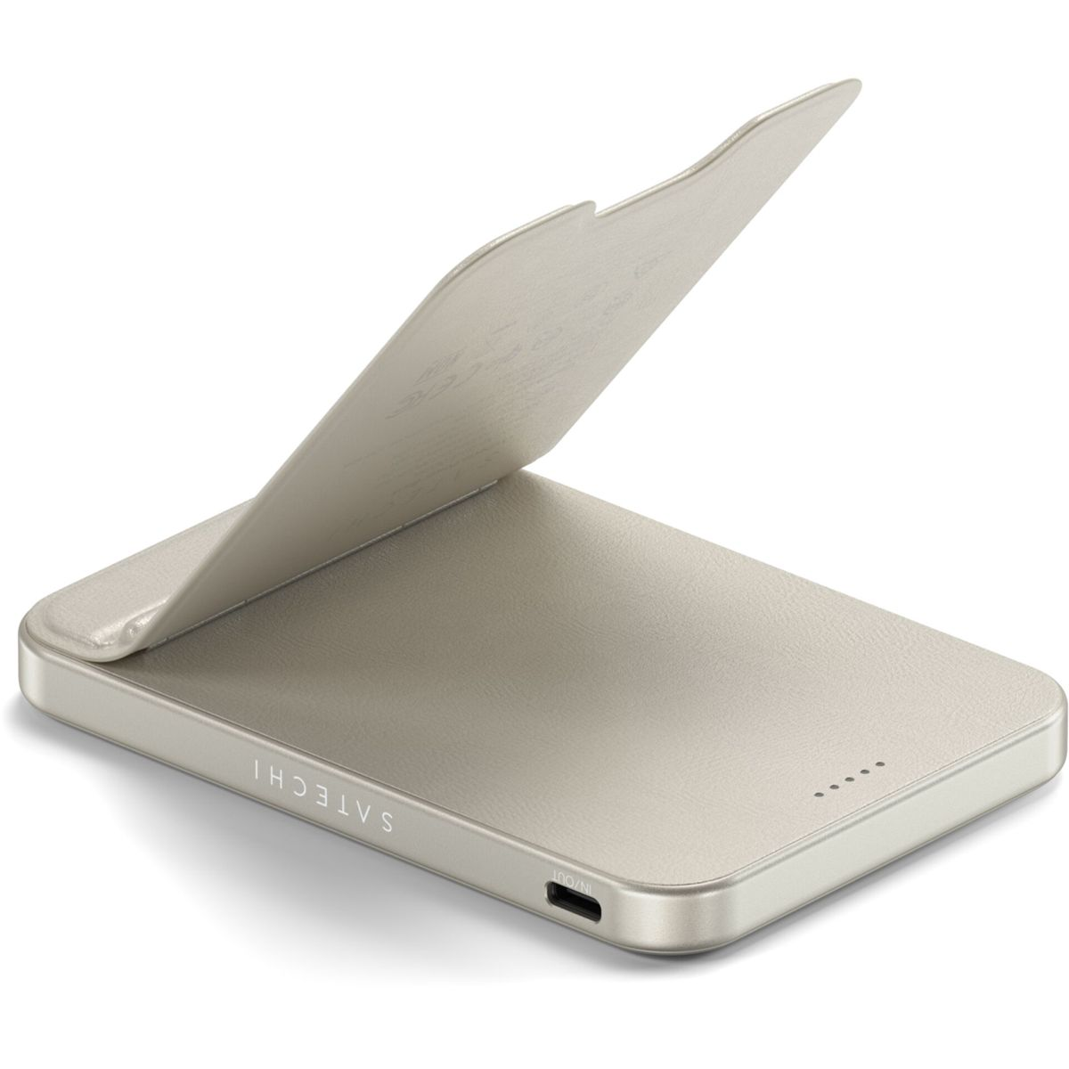 Un caricatore wireless beige con supporto ribaltabile. Il logo Satechi è visibile. Sono presenti una porta USB e spie luminose.