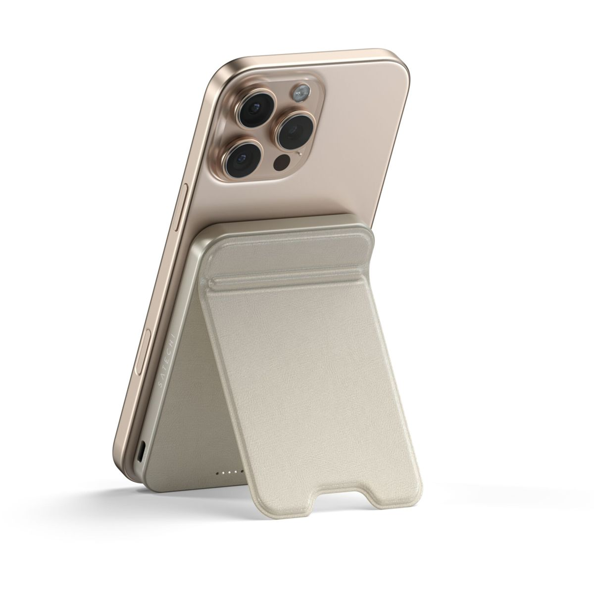 Un iPhone dorato è sostenuto da un supporto beige. Il telefono ha tre fotocamere. Il supporto è anch'esso beige e sembra essere in pelle.