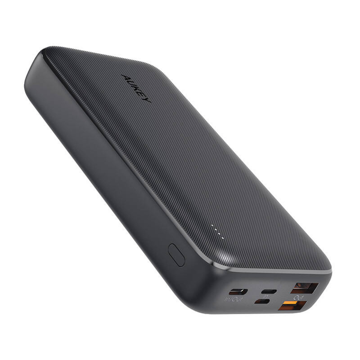 Beyaz zemin üzerinde koyu gri AUKEY powerbank. Oluklu dokusu, bağlantı noktaları ve marka adı üst kısımda yer alıyor.