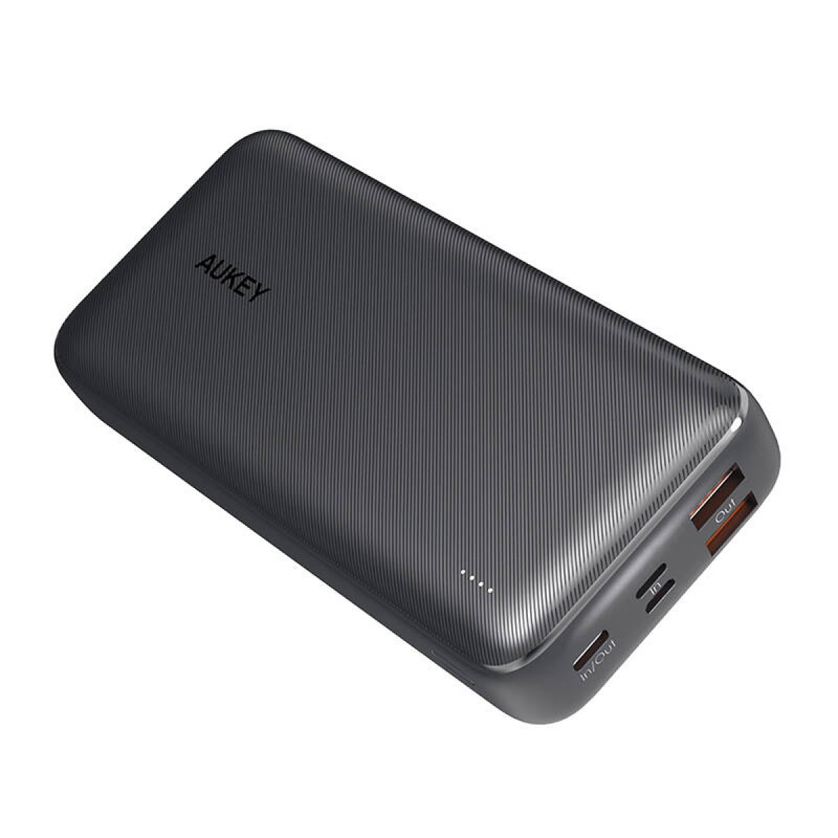 Beyaz zemin üzerinde koyu gri bir Aukey powerbank. Marka adının yazılı olduğu dokulu bir yüzeye ve Giriş/Çıkış ve Çıkış bağlantı noktalarına sahiptir.