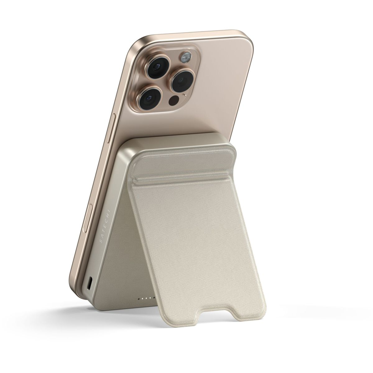 Un iPhone dorato è appoggiato su un supporto beige chiaro. Il telefono ha quattro obiettivi. Il supporto ha un design curvo con un ritaglio.