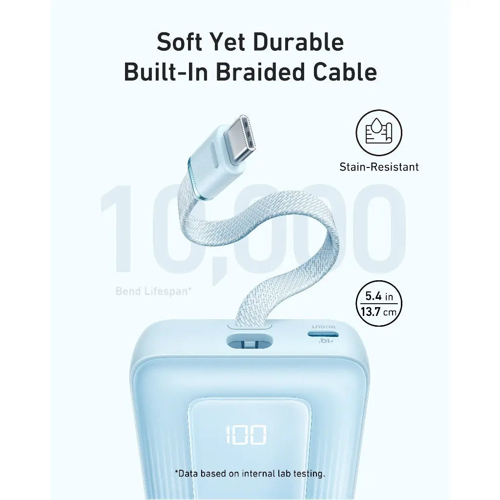 Un power bank azzurro chiaro con un cavo intrecciato integrato. La banca mostra '100'. Il testo dice 'Morbido ma resistente, cavo intrecciato integrato'.