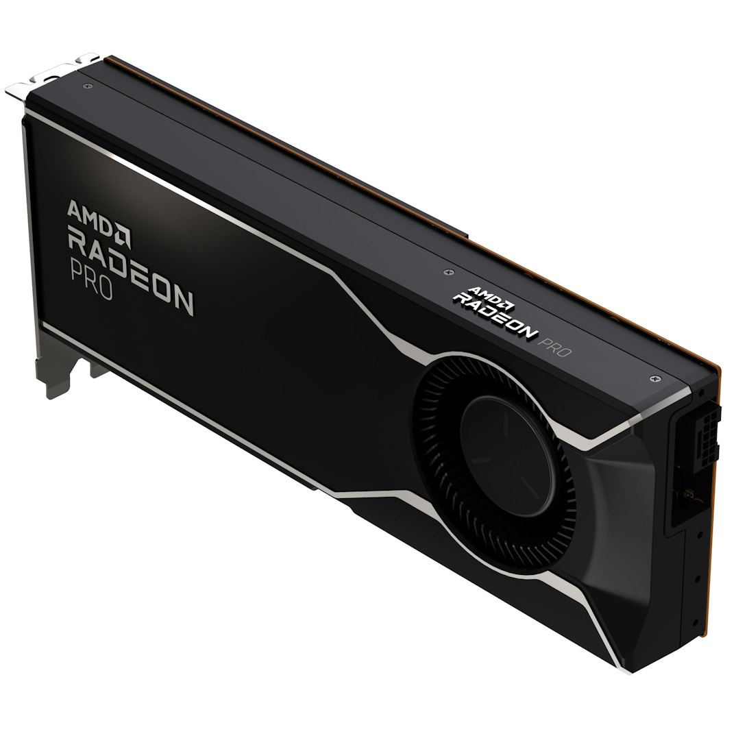 Czarna karta graficzna AMD Radeon Pro. Posiada wentylator i srebrne akcenty. Widoczne są loga AMD i Radeon Pro.