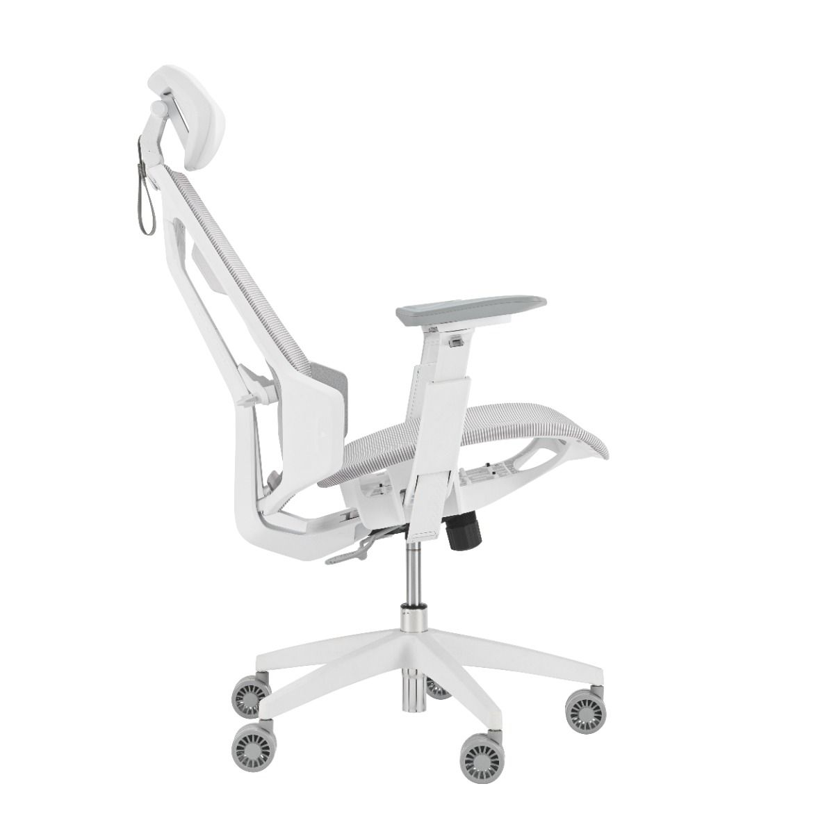 Una sedia da ufficio ergonomica bianca con poggiatesta, braccioli e schienale in rete. Ha una base a cinque razze con ruote, su sfondo bianco.