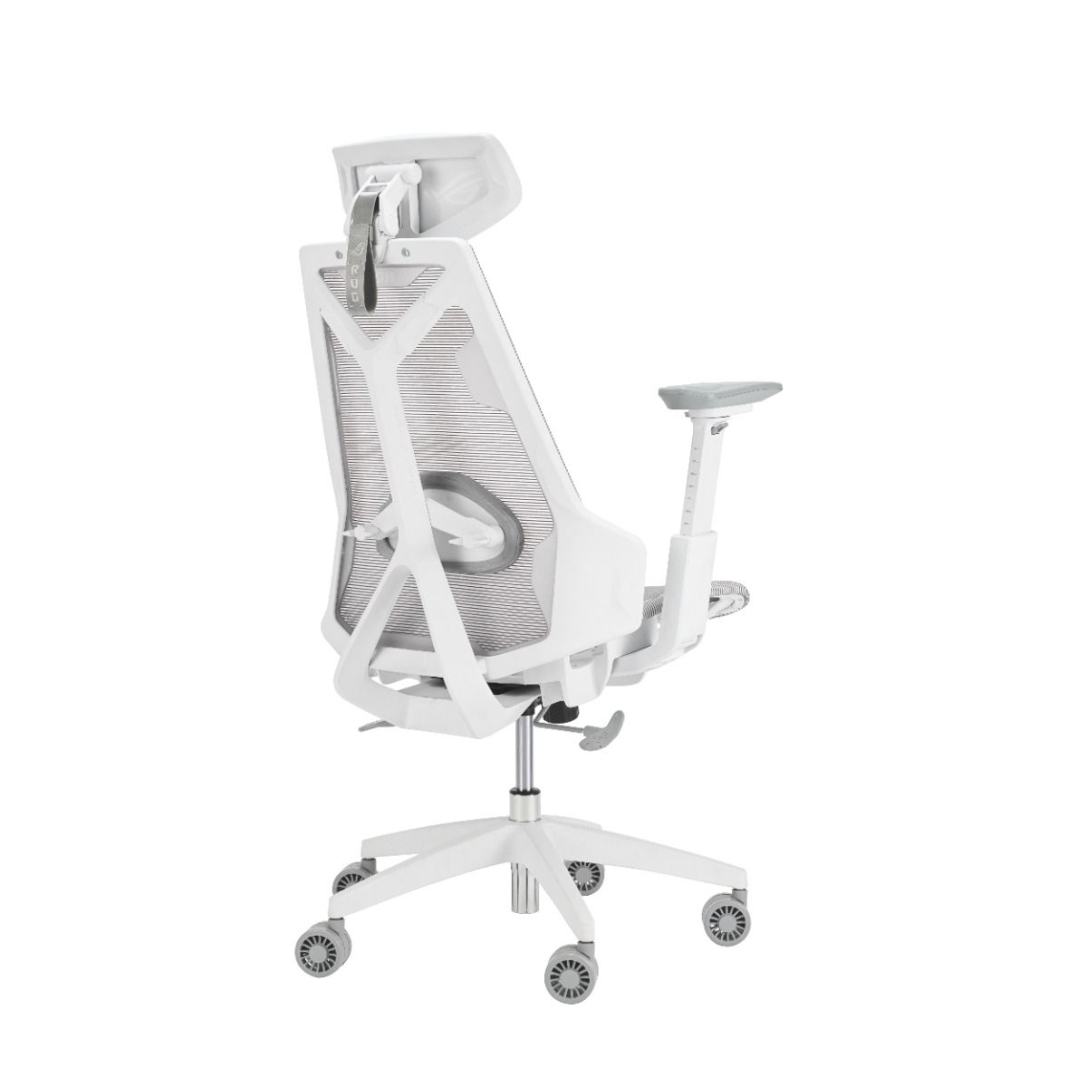 Una sedia da ufficio ergonomica bianca con poggiatesta, braccioli e schienale in rete. Ha una base a cinque stelle con ruote.