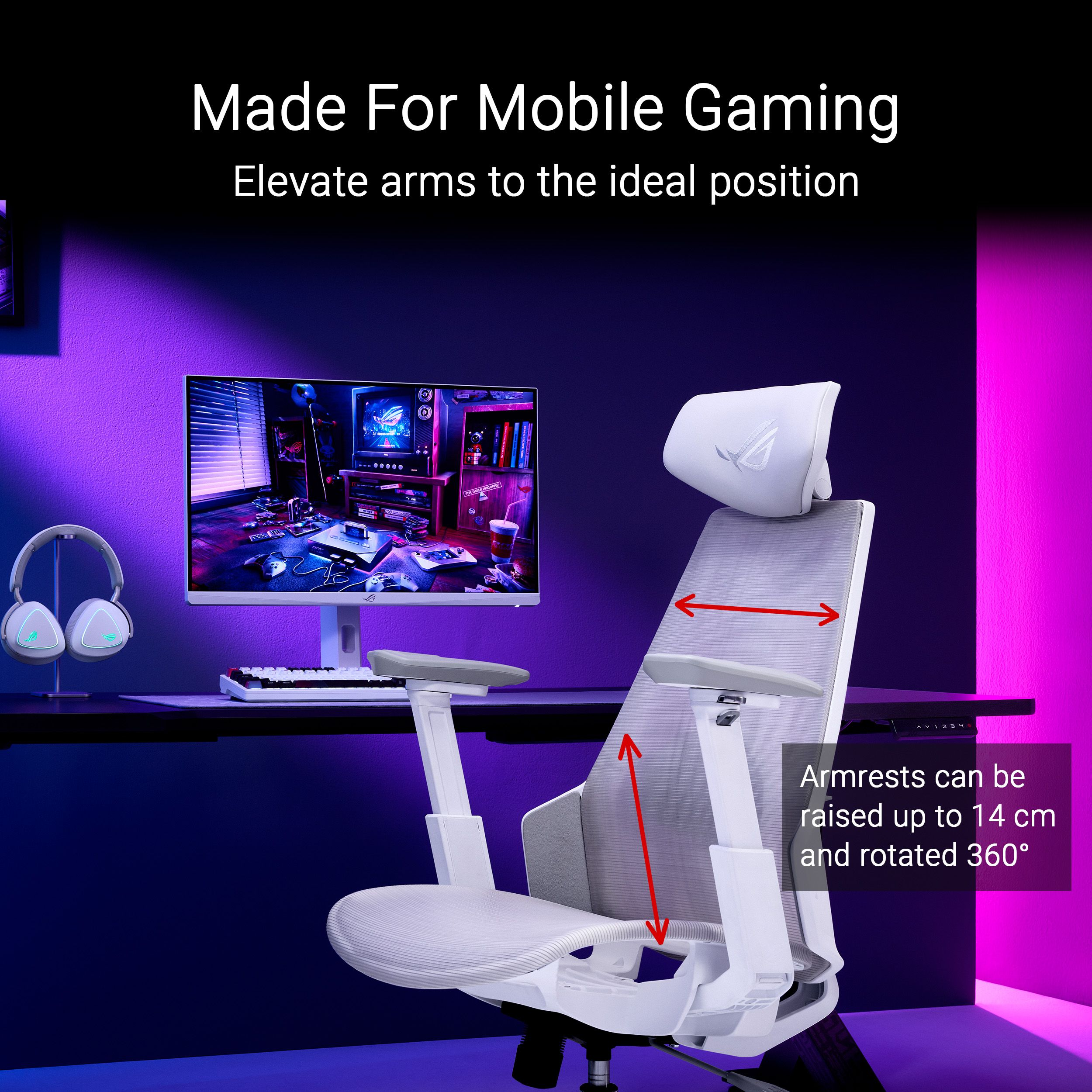 Sedia da gioco con braccioli regolabili. Un monitor mostra un'impostazione di gioco. Cuffie a sinistra.