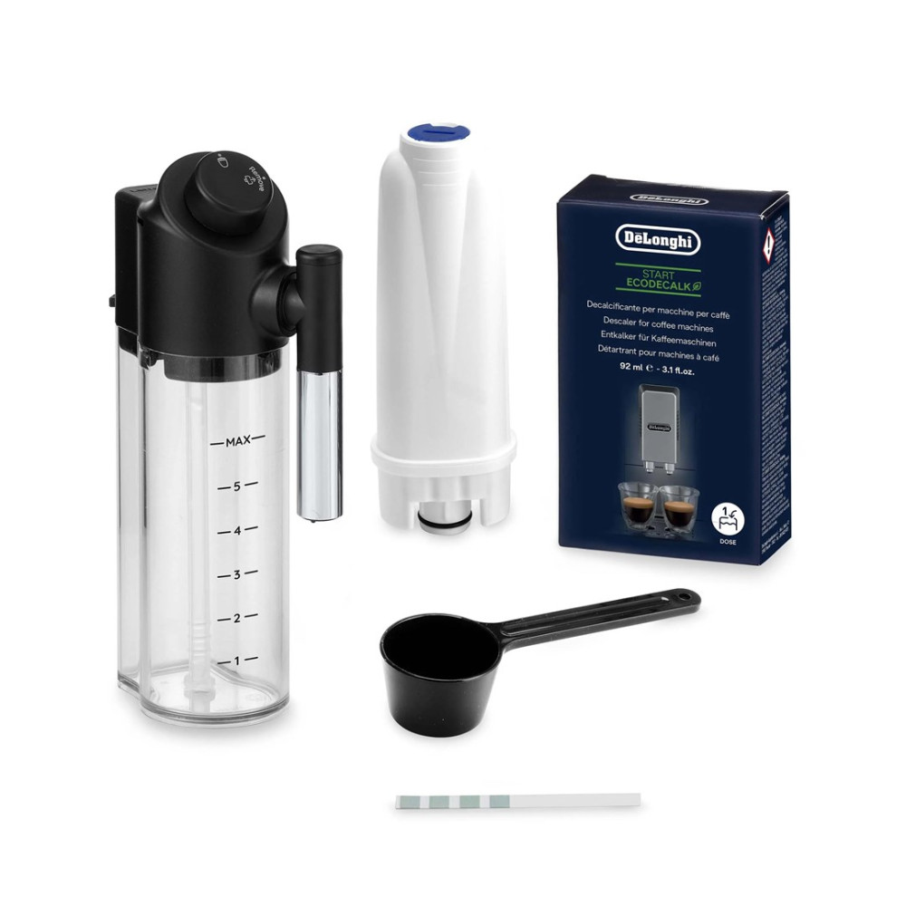 Accessori per macchina del caffè: serbatoio, filtro, scatola decalcificante, cucchiaio dosatore e striscia reattiva. Su sfondo bianco.