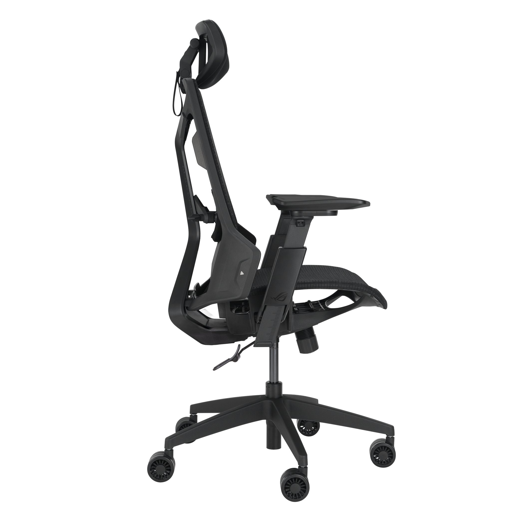 Una sedia da ufficio ergonomica nera. Ha poggiatesta, schienale, seduta, braccioli e una base con ruote.