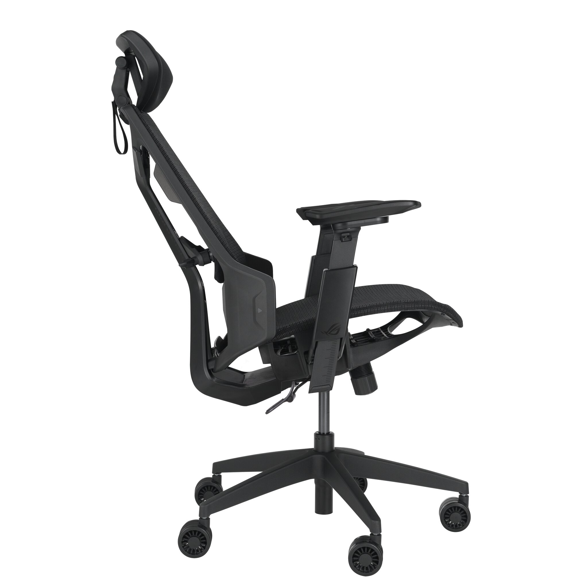 Sedia da ufficio ergonomica nera. Ha un poggiatesta, braccioli e schienale in rete. La base ha le ruote.