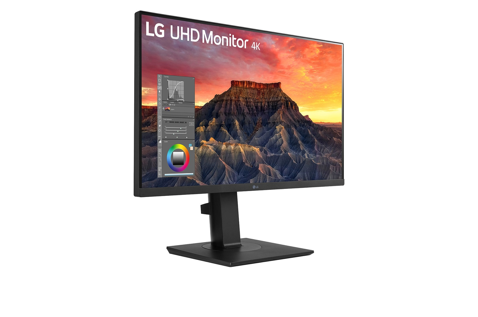 Il monitor LG UHD 4K mostra un'immagine di paesaggio con interfaccia software di editing. Il monitor è su un supporto nero, sfondo bianco.