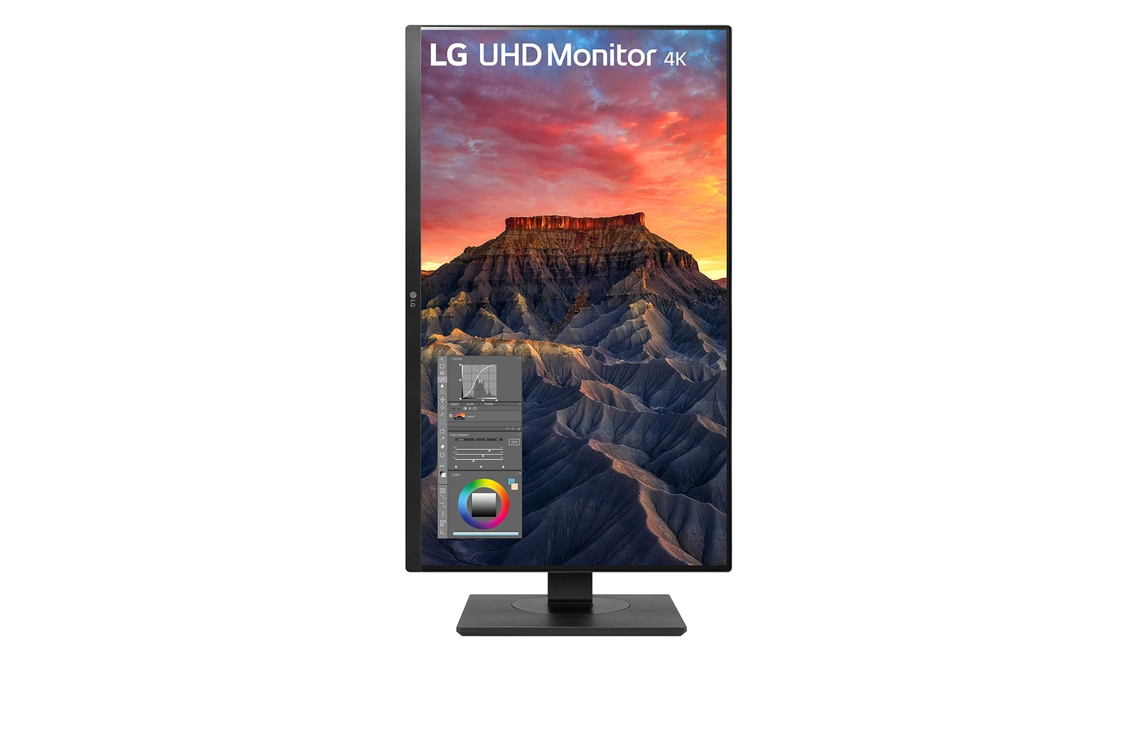 Il monitor LG UHD 4K mostra un paesaggio montano con un'interfaccia software di editing. Il monitor è su un supporto nero.