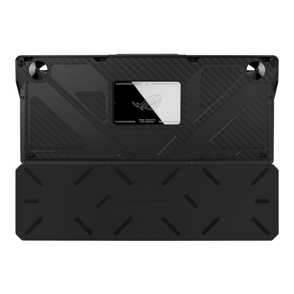 Schwarze Laptop-Rückseite mit geometrischem Design, ROG-Logo und Text. Der untere Teil hat diagonale Linien. Der Laptop ist im Studio aufgenommen.