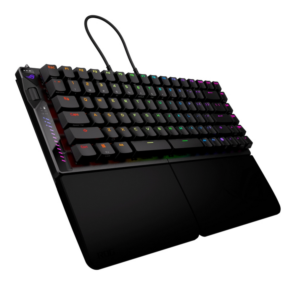 Una tastiera da gioco nera con illuminazione RGB. Ha un poggiapolsi e un cavo a spirale. I tasti sono illuminati.