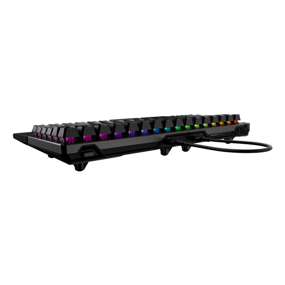 Una tastiera nera con illuminazione RGB. I tasti sono neri e la tastiera ha un filo. Lo sfondo è bianco.