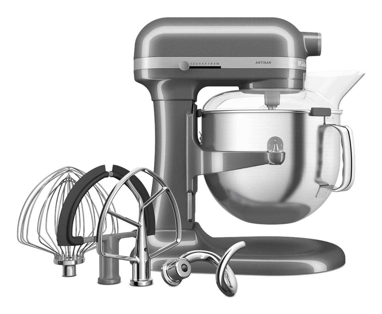 Gri bir KitchenAid stand mikseri ve aksesuarları. Çırpıcı, hamur kancası, düz çırpıcı ve karıştırma kabı içerir. Artisan kelimesi görünür.