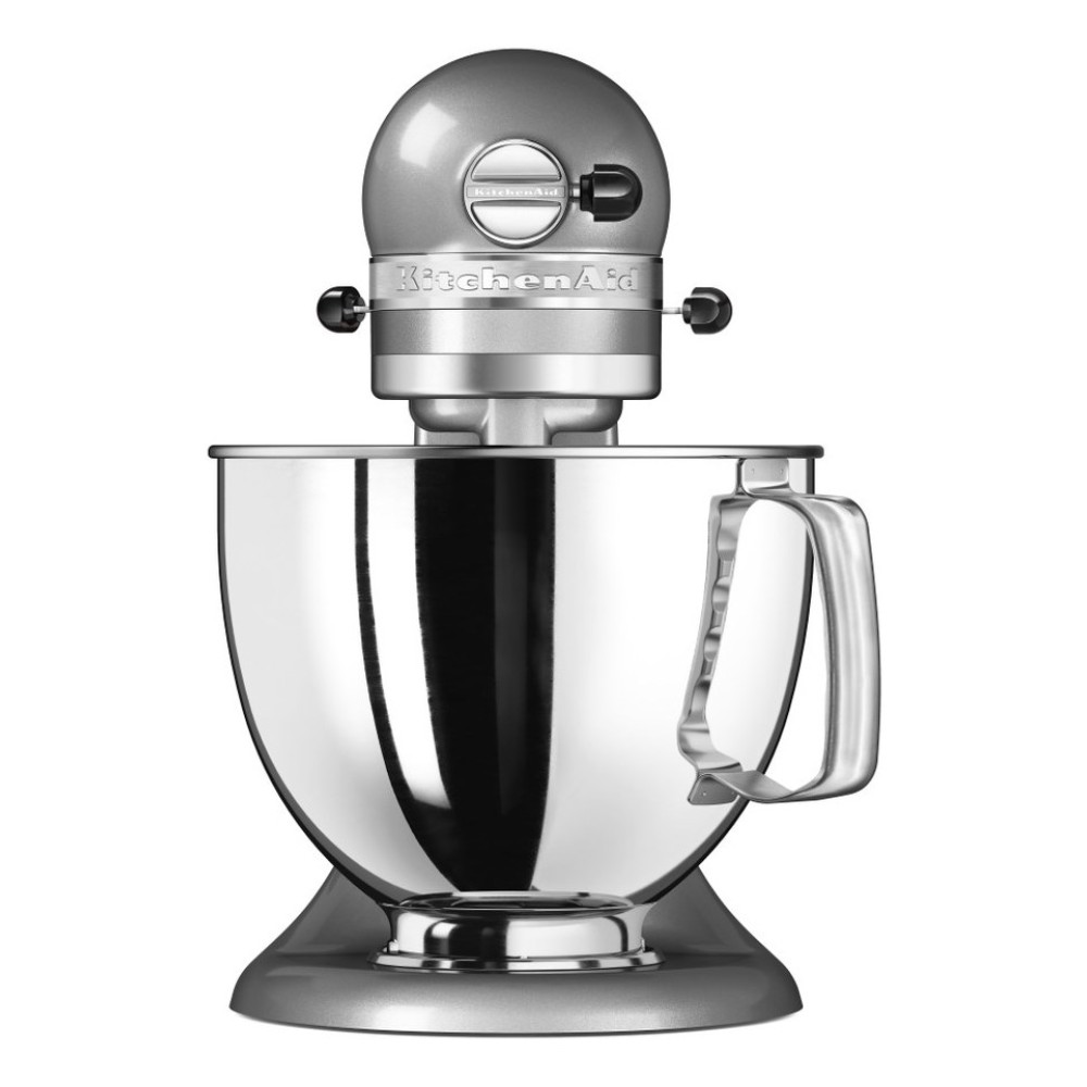 Srebrny mikser stojący KitchenAid. Posiada misę, uchwyt i głowicę z logo KitchenAid. Tło jest białe.