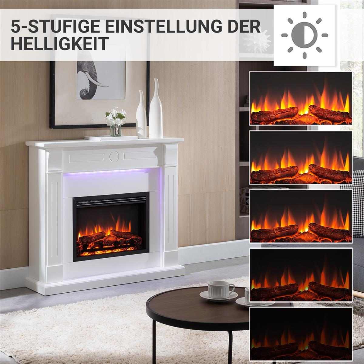 Weißer Kamin mit Feuer-Effekt, Holzscheiten und einstellbaren Helligkeitsstufen. In einem Wohnzimmer mit Tisch dargestellt.