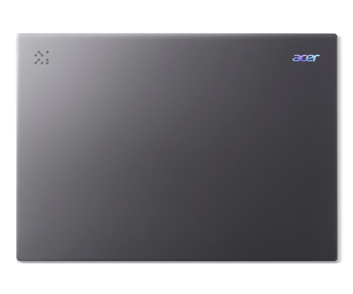Coperchio di laptop grigio scuro su sfondo bianco. Il logo Acer è visibile in alto a destra. Un motivo di punti è in alto a sinistra.