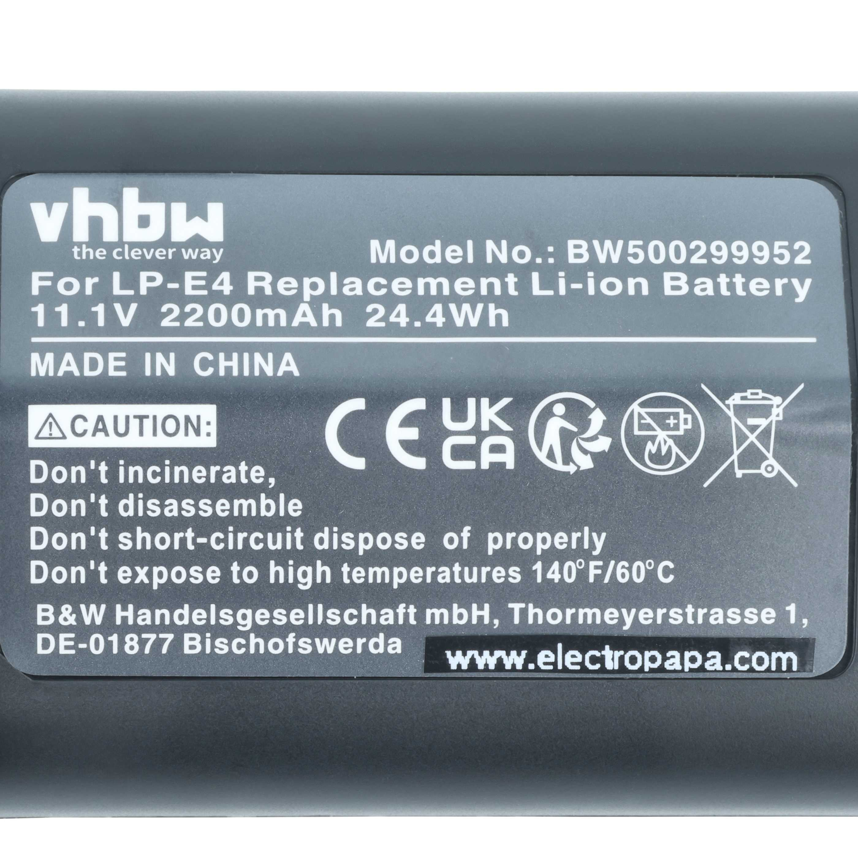 Ein Etikett auf einer Batterie mit Text, einschließlich Modellnummer, Spannung und Warnhinweisen. Der Markenname ist vhbw.