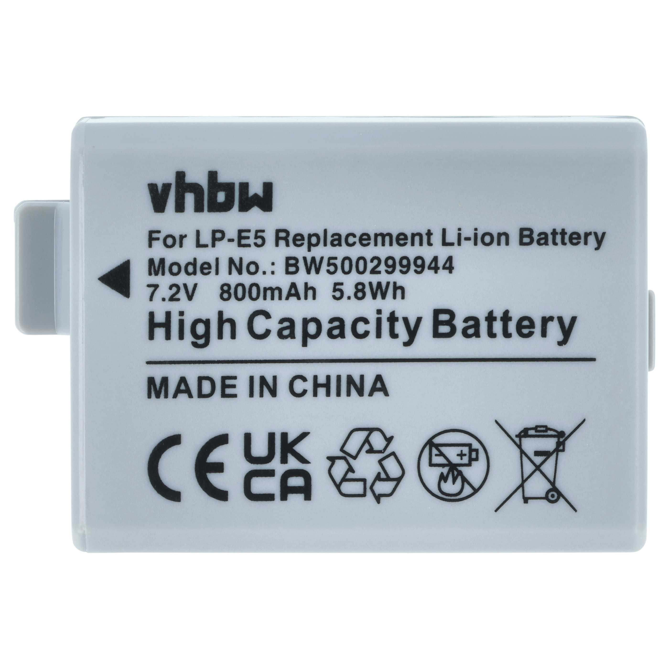 Ein weißer Akku mit schwarzem Text. Es steht 'vhbw' und 'High Capacity Battery'. Außerdem Recycling-Symbole und CE-Zeichen.