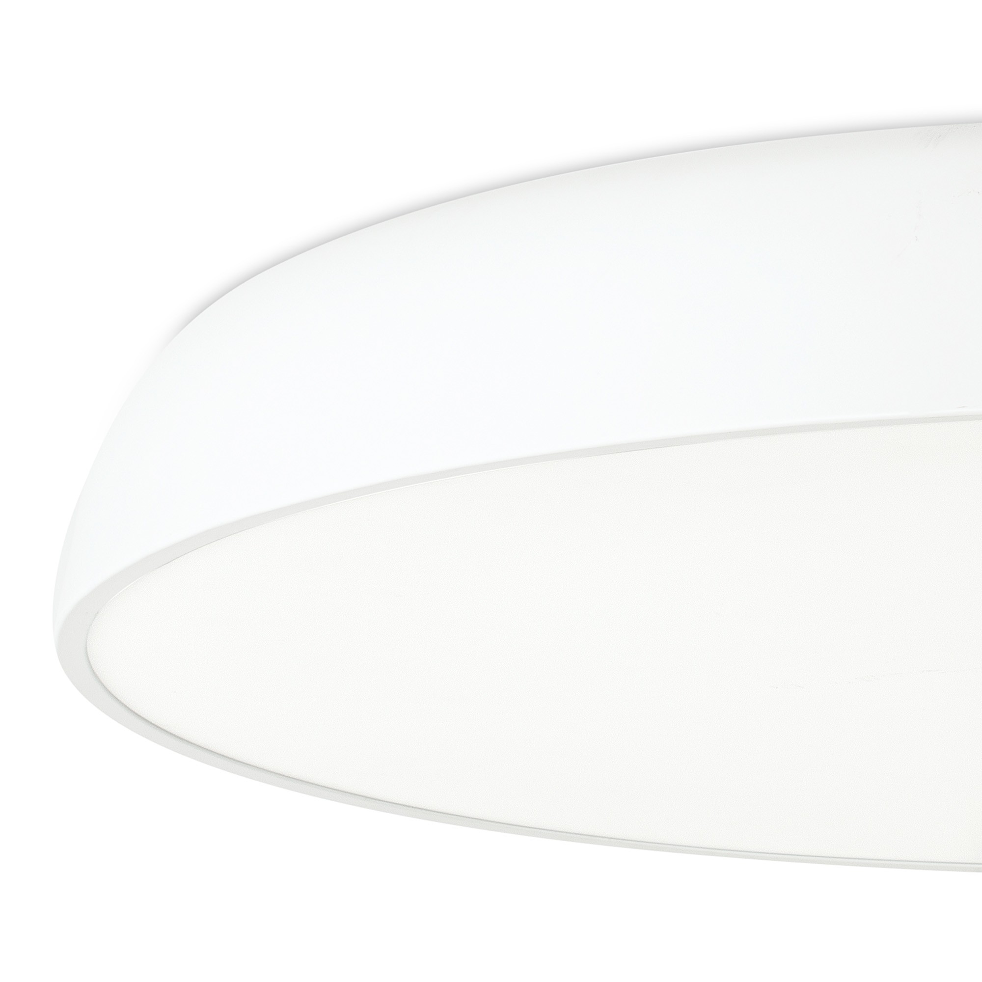 Primo piano di un lampada da soffitto bianca. La luce è a forma di cupola, lo sfondo è bianco.