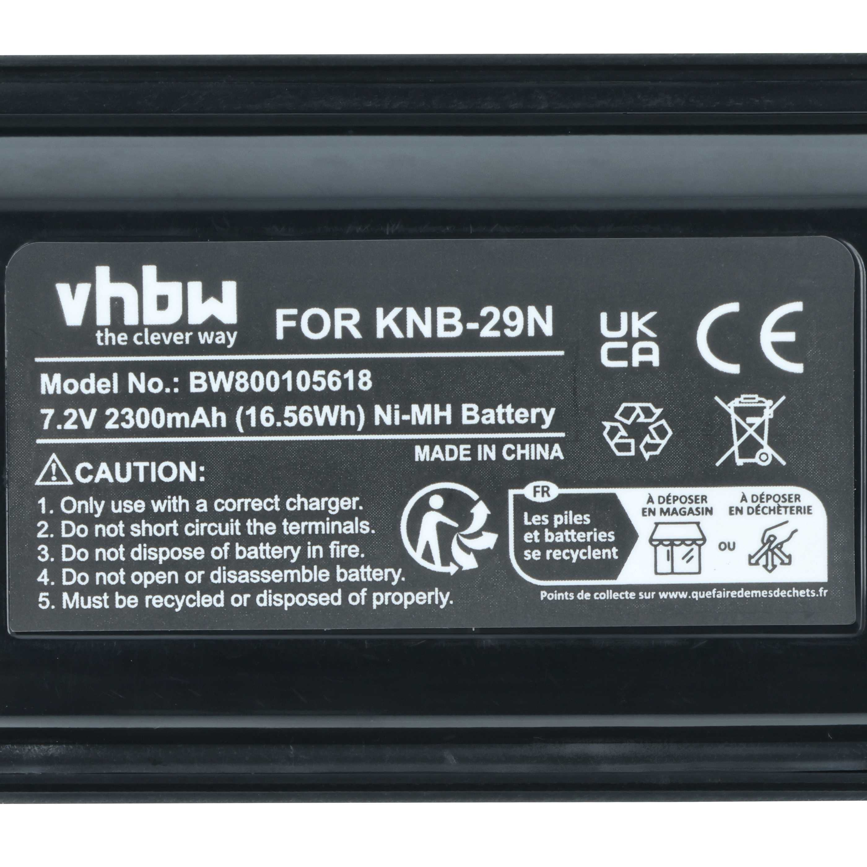 Schwarzes Batterieetikett mit weißem Text. Der Text enthält Modellinformationen, Spannung und Recyclinganweisungen.