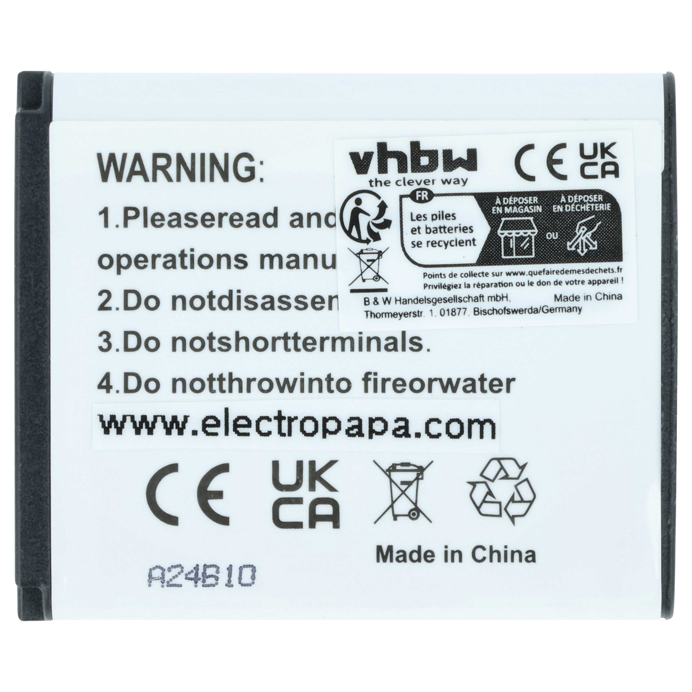 Ein weißer Akku mit schwarzen Rändern. Der Text enthält Warnungen, Recyclingsymbole und Herstellerinformationen. Hergestellt in China.