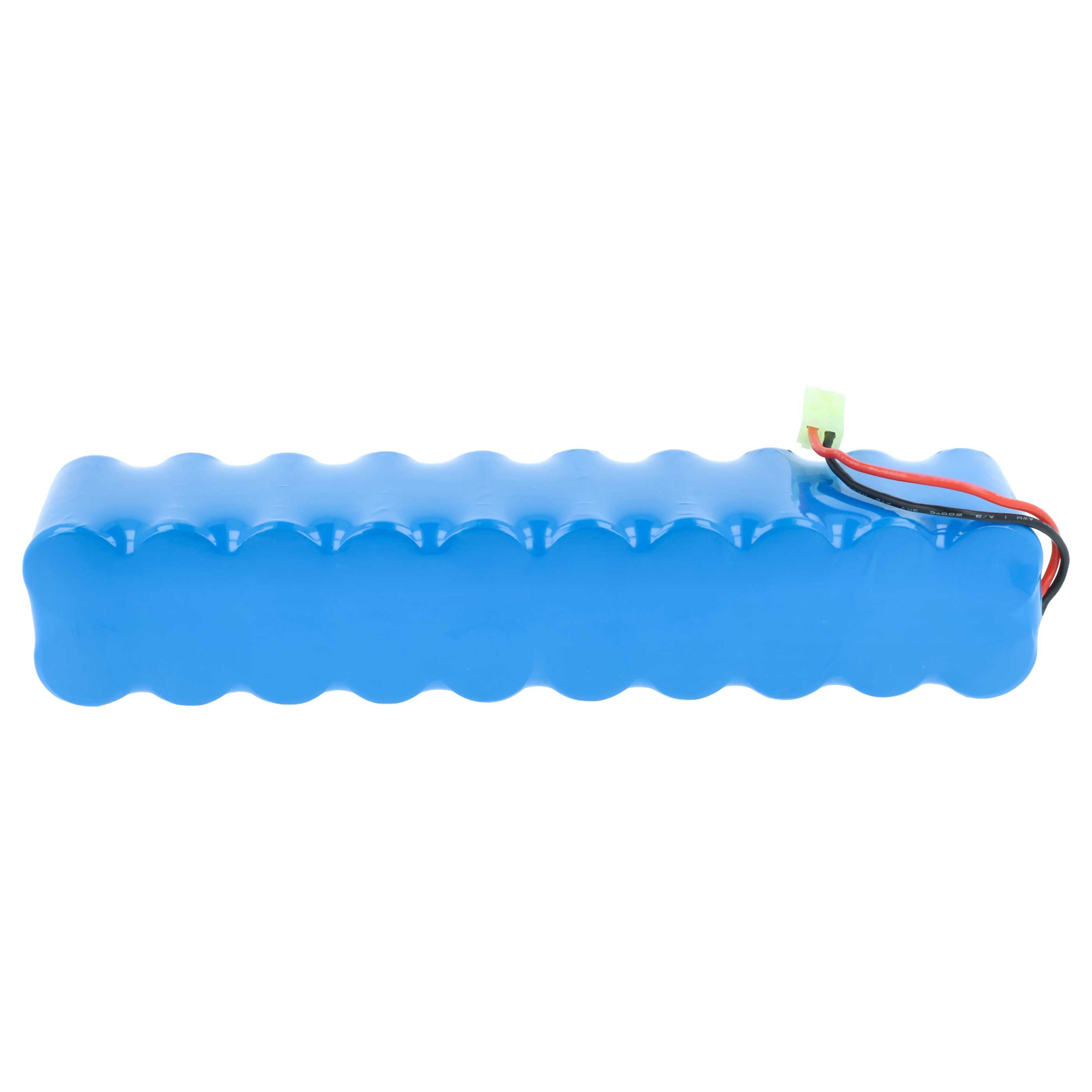 Ein blaues Batteriepack mit grünem Stecker und Drähten vor weißem Hintergrund.