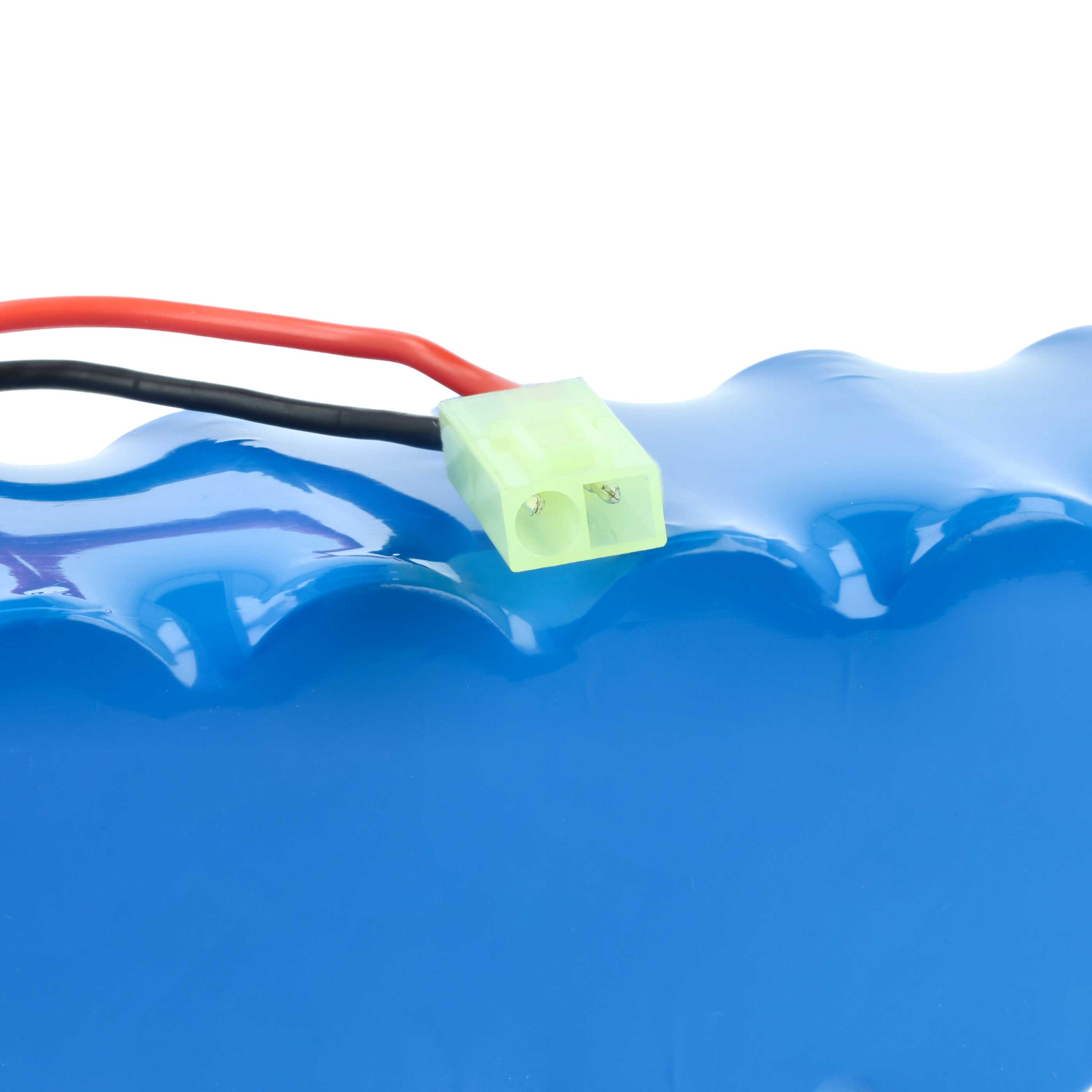 Nahaufnahme eines blauen Akkus mit gelbem Stecker und roten/schwarzen Drähten. Weißer Hintergrund.