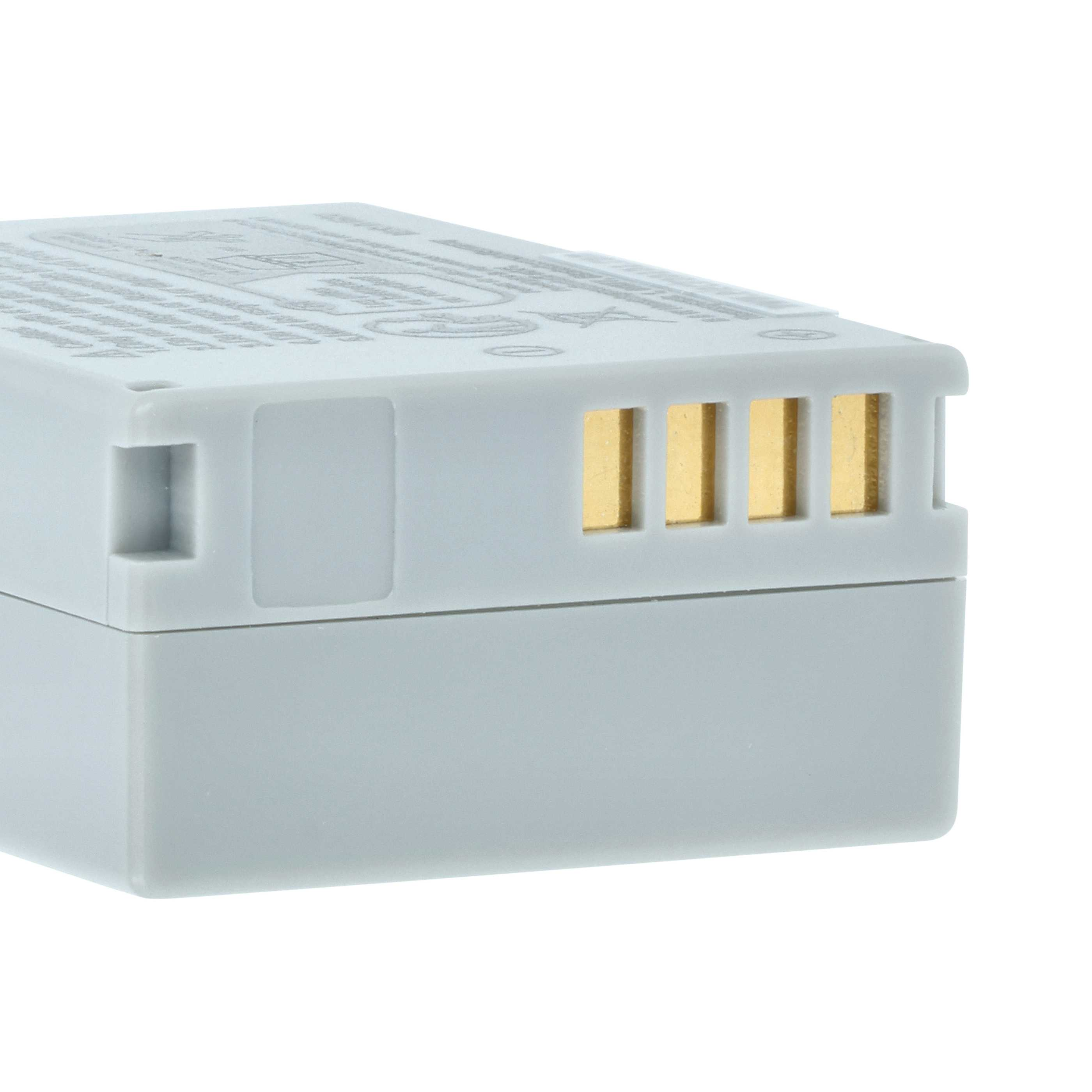 Nahaufnahme einer grauen Batterie mit Goldkontakten. Die Batterie ist rechteckig mit einigen Schlitzen.