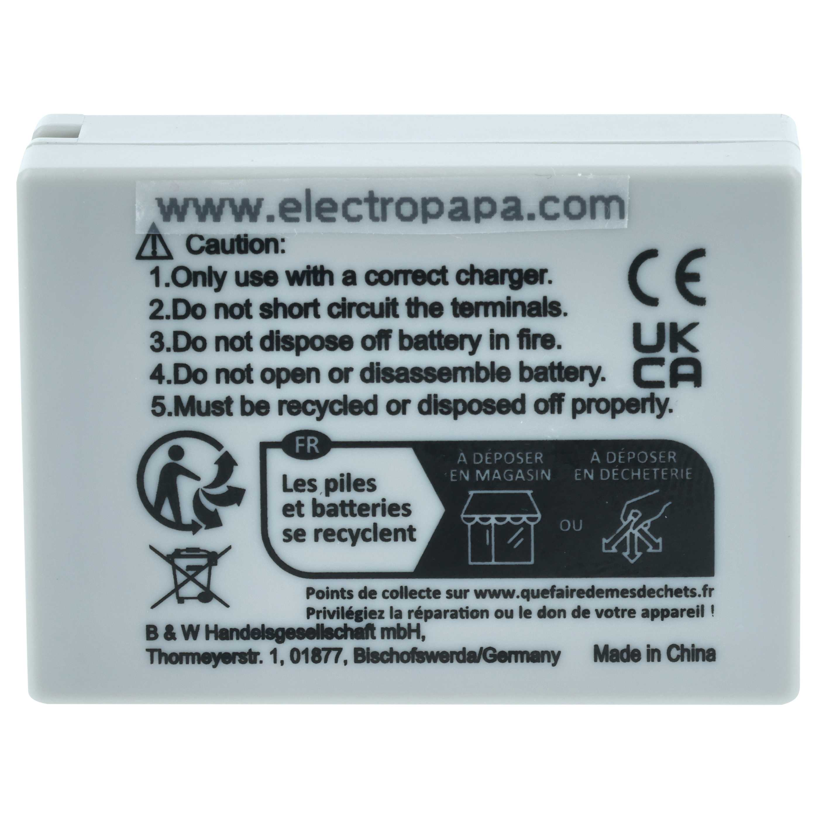 Weiße Batterie mit Warnhinweisen, Recyclingsymbolen und CE/UK/CA-Kennzeichen. Text enthält "Made in China".