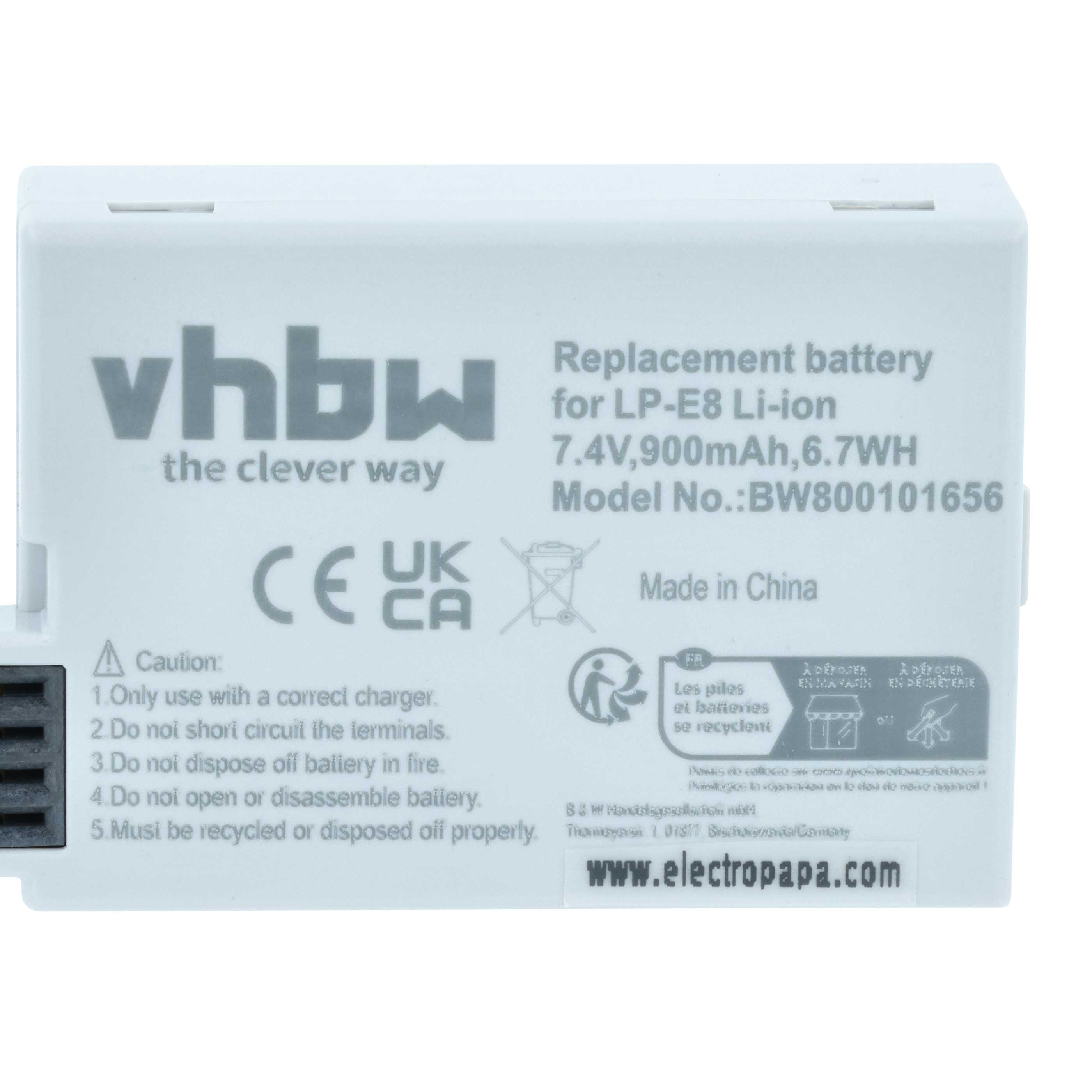 Weiße Batterie mit Text. Es steht 'Replacement battery' und 'Made in China'. Hat Recycling-Symbole.