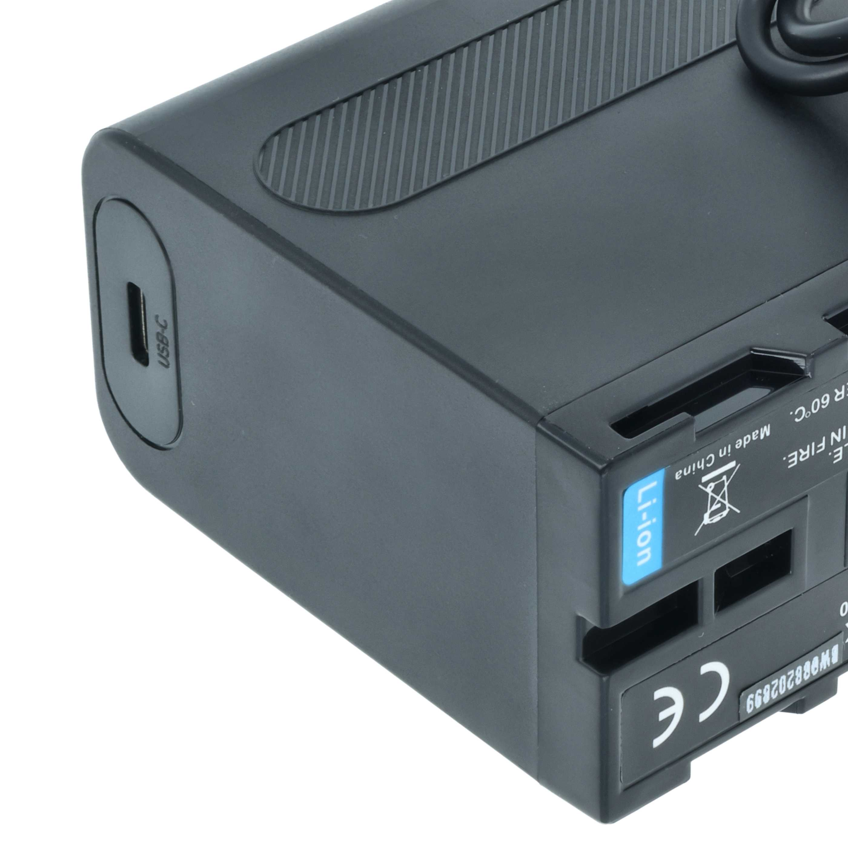 Nahaufnahme eines schwarzen Geräts mit USB-C-Anschluss, blauem Li-Ionen-Etikett und verschiedenen Markierungen.