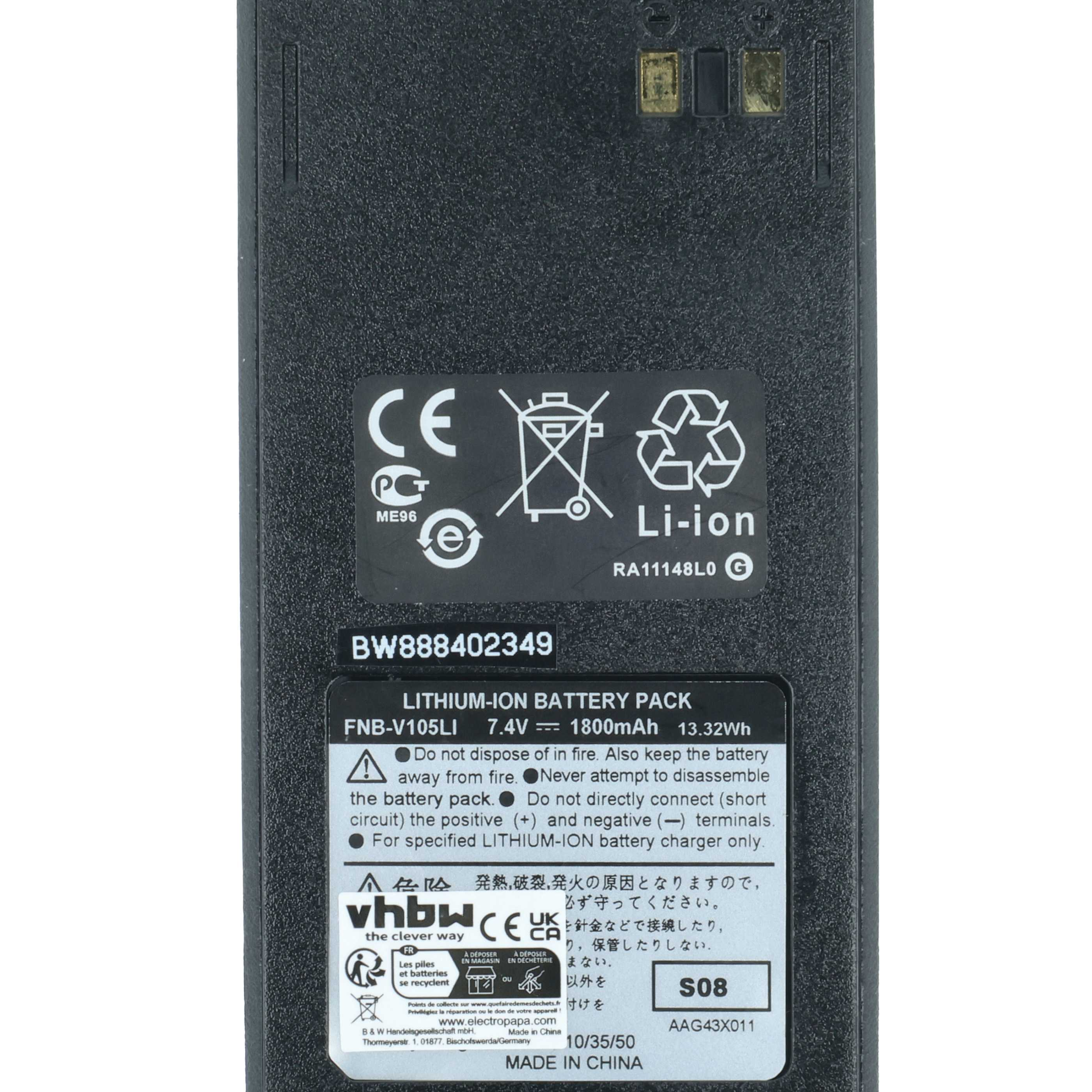 Ein schwarzes Lithium-Ionen-Akkupack mit Warnhinweisen und Text. Enthält ein Recycling-Symbol und technische Daten.