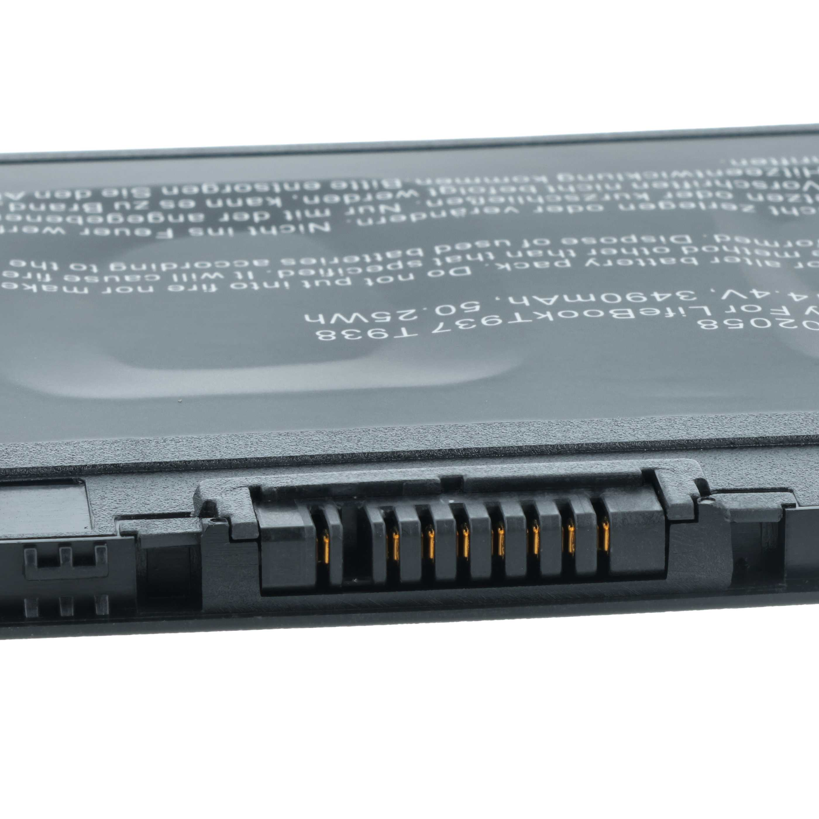 Nahaufnahme eines schwarzen Laptop-Batterieanschlusses mit goldfarbenen Stiften. Die Batterie hat Text in Weiß auf grauer Oberfläche.
