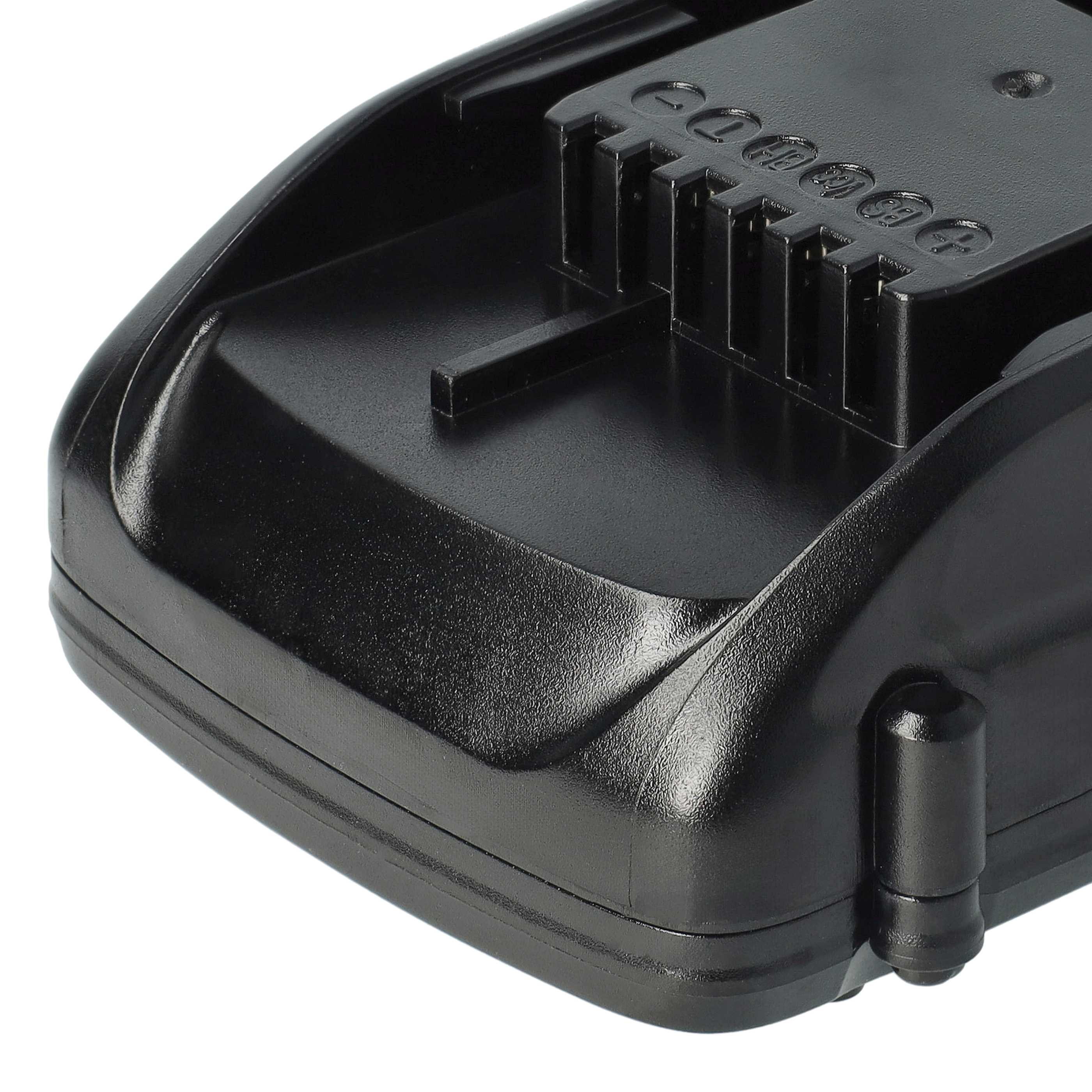 Nahaufnahme eines schwarzen Kunststoff-Batteriegehäuses. Das Gehäuse hat eine strukturierte Oberfläche mit mehreren Rippen und einem Anschluss.