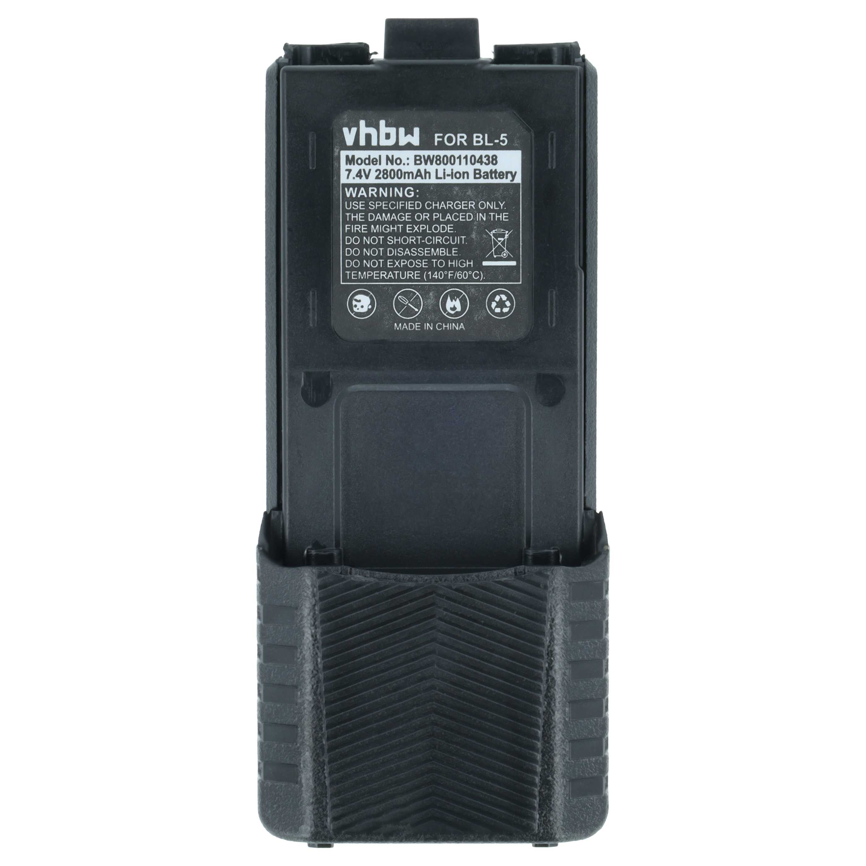 Ein schwarzer Akku mit weißem Text. Er hat Warnhinweise aufgedruckt.