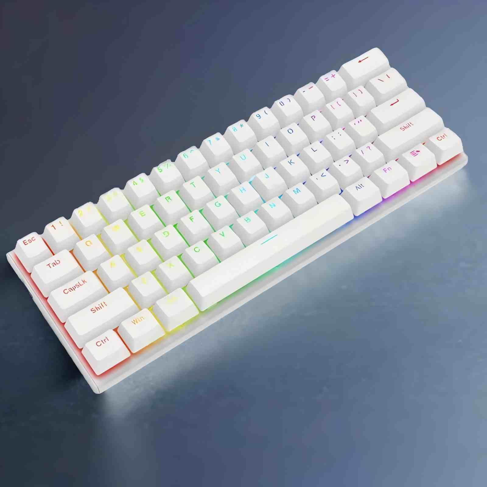 Tastiera meccanica bianca al 60% con illuminazione arcobaleno. I tasti sono bianchi con lettere e simboli colorati su una superficie sfumata.