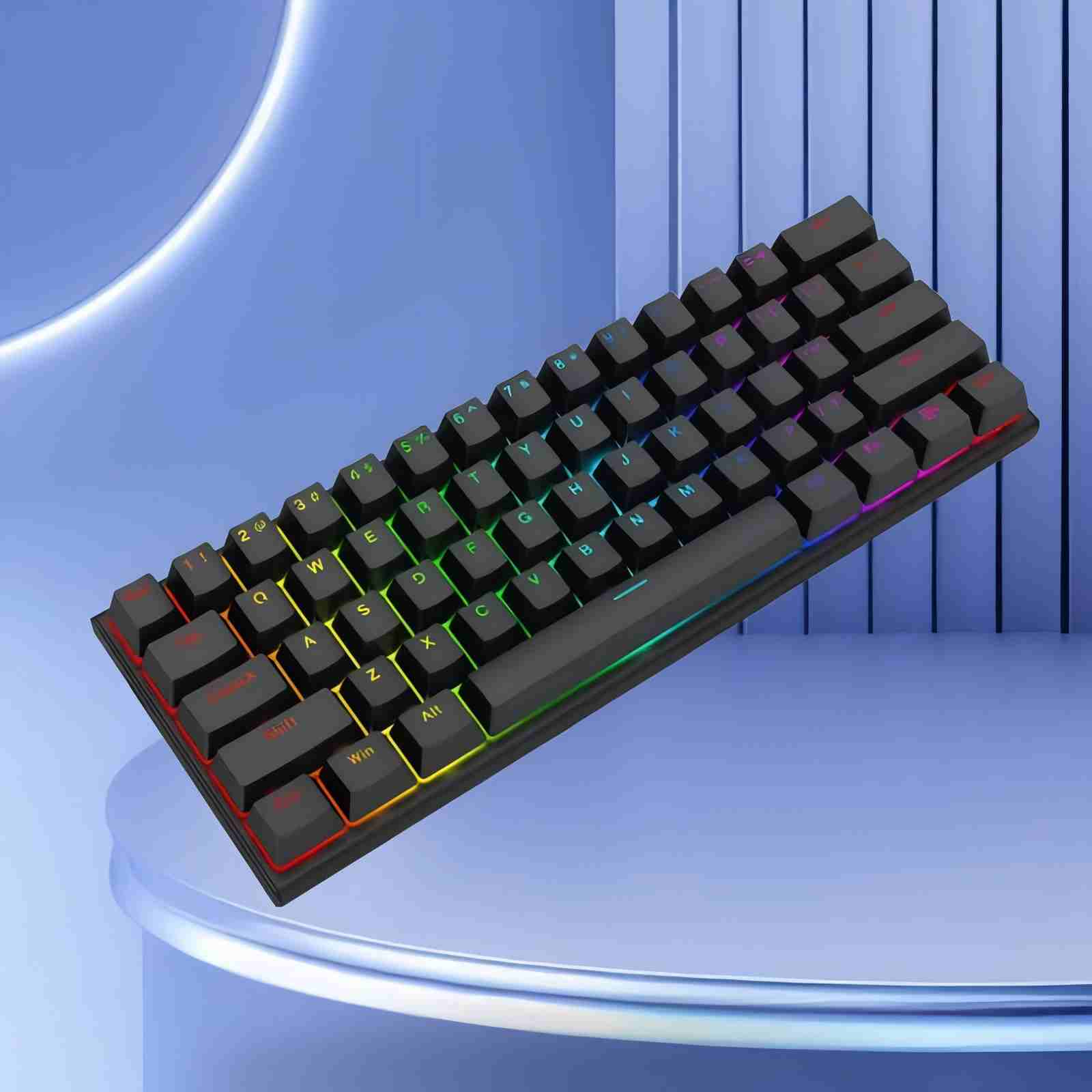 Una tastiera meccanica nera al 60% con illuminazione RGB. I tasti sono contrassegnati da lettere bianche. Lo sfondo è una sfumatura blu.