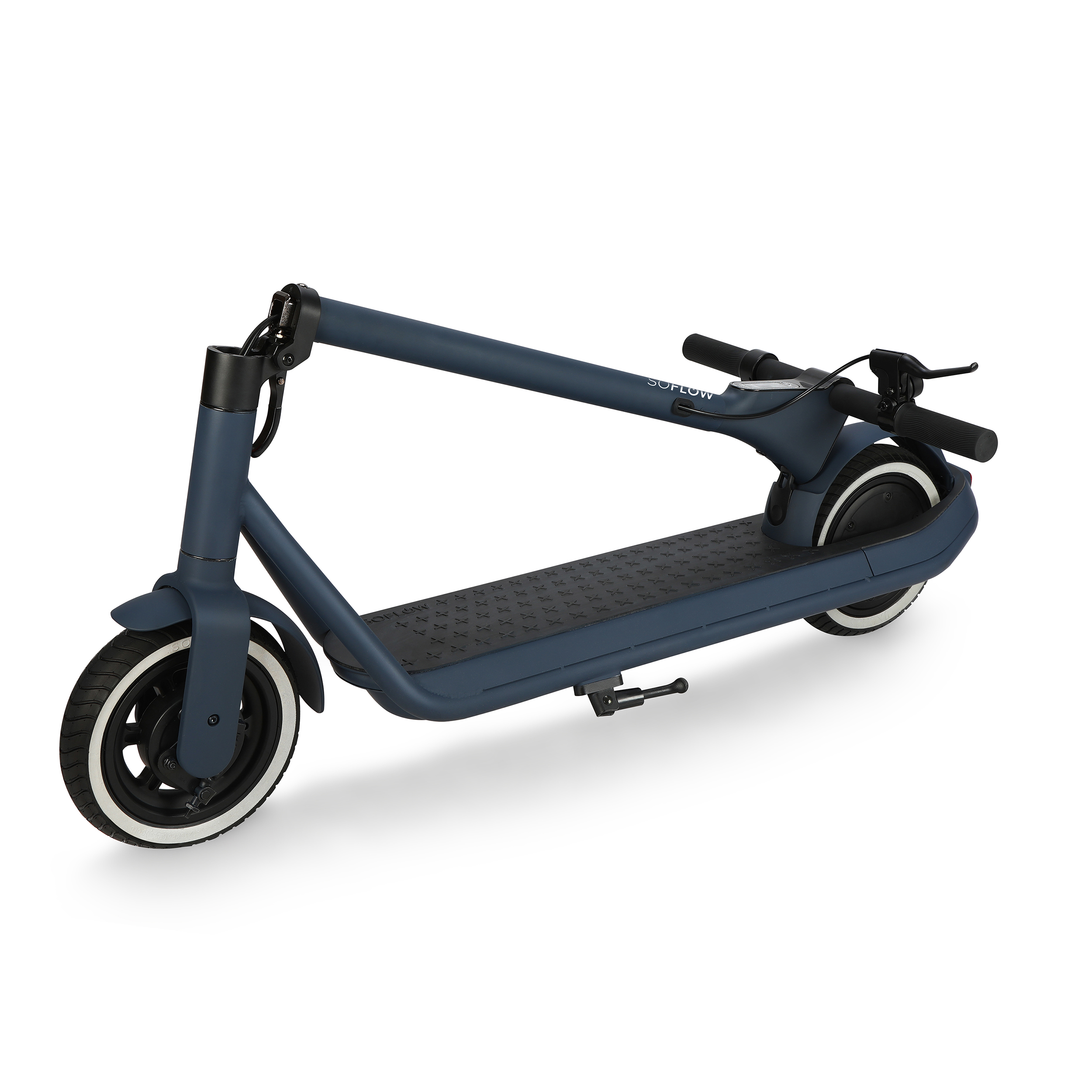 Un monopattino elettrico blu scuro è inclinato a sinistra. Pneumatici bianchi, manubrio nero e pedana nera.