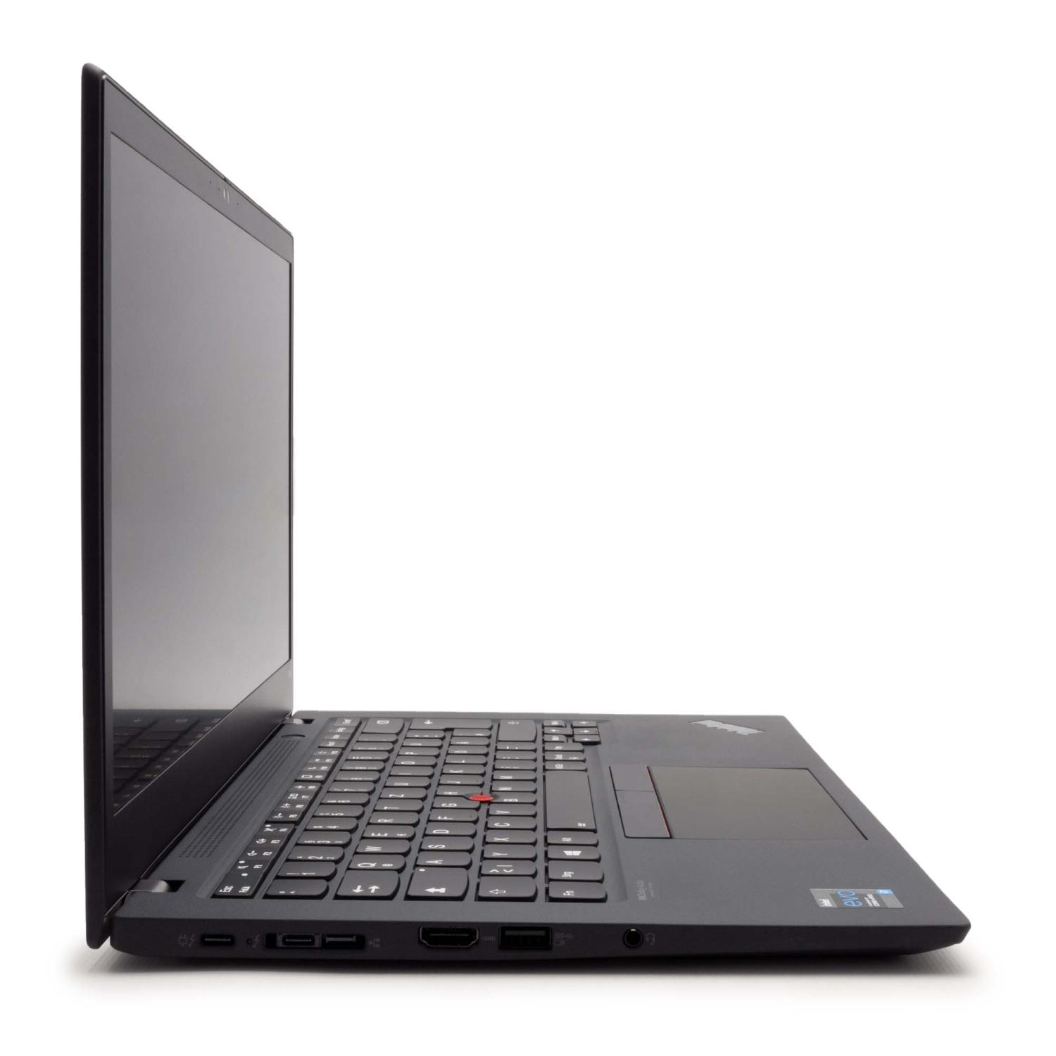 Ein schwarzer Laptop vor weißem Hintergrund. Der Bildschirm ist geöffnet und spiegelt sich. Die Tastatur ist sichtbar, mit einem roten Punkt.