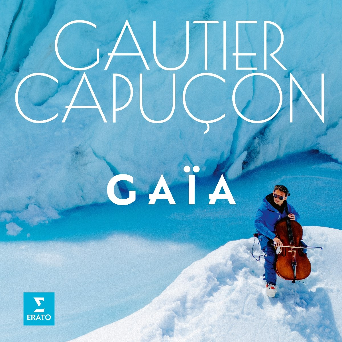 Uomo in tuta blu suona il violoncello sulla neve, con ghiacciaio sullo sfondo. Testo: 'Gautier Capucon Gaïa'.