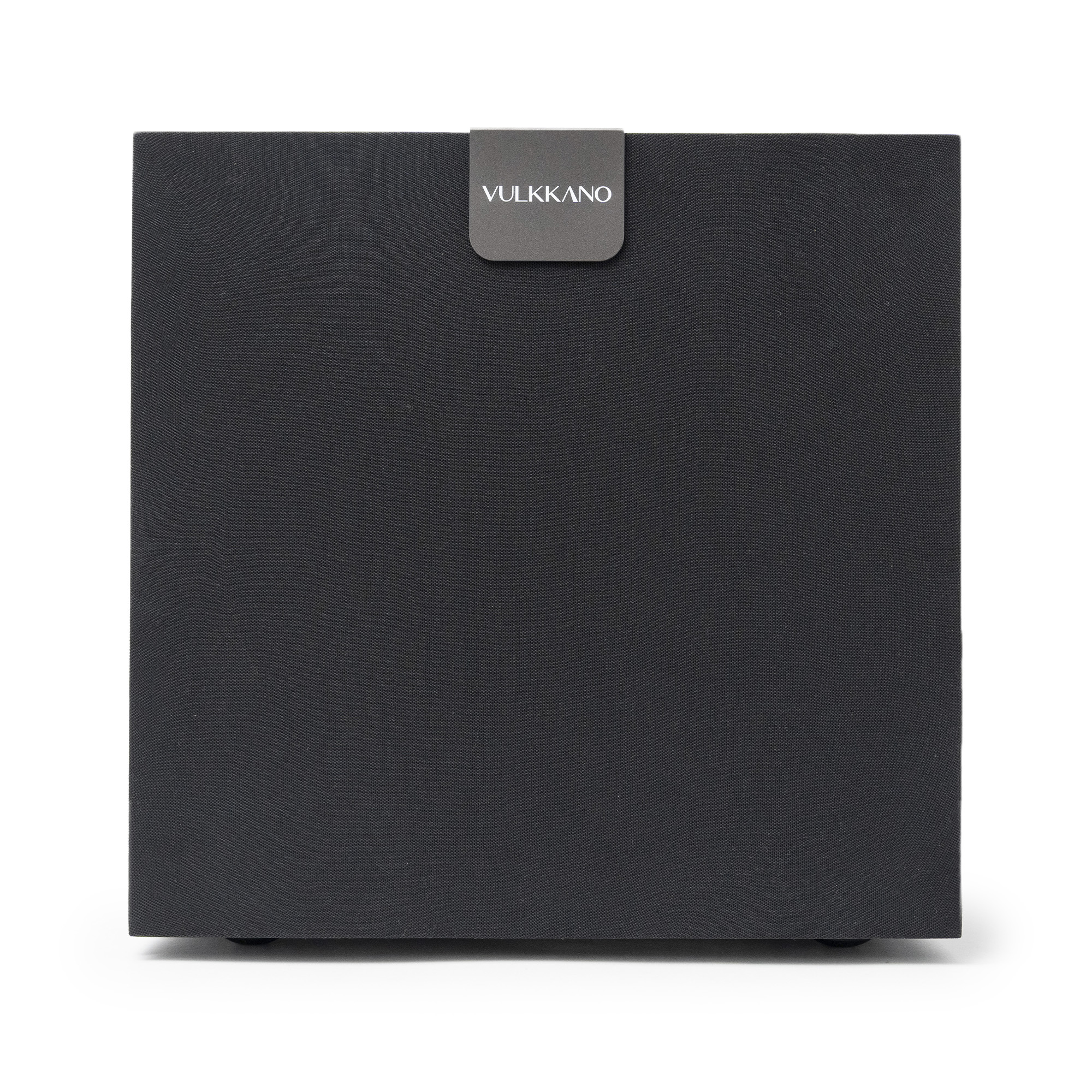 Un subwoofer nero con logo VULKANO in alto. Lo sfondo è bianco.