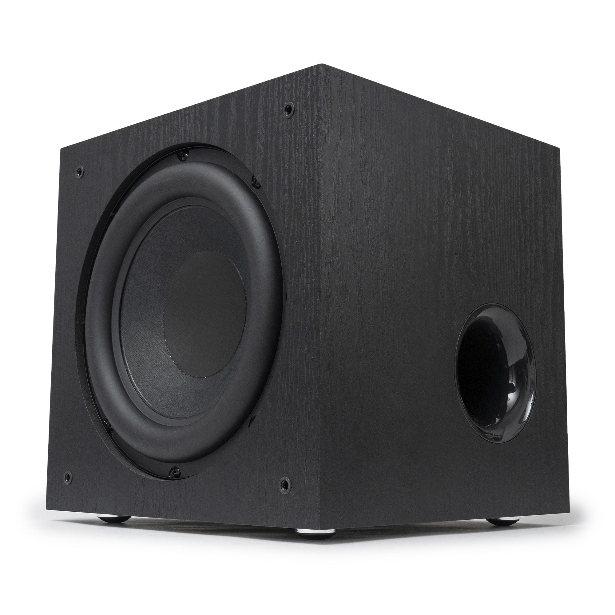 Un subwoofer nero con un grande altoparlante e una porta. Su sfondo bianco.